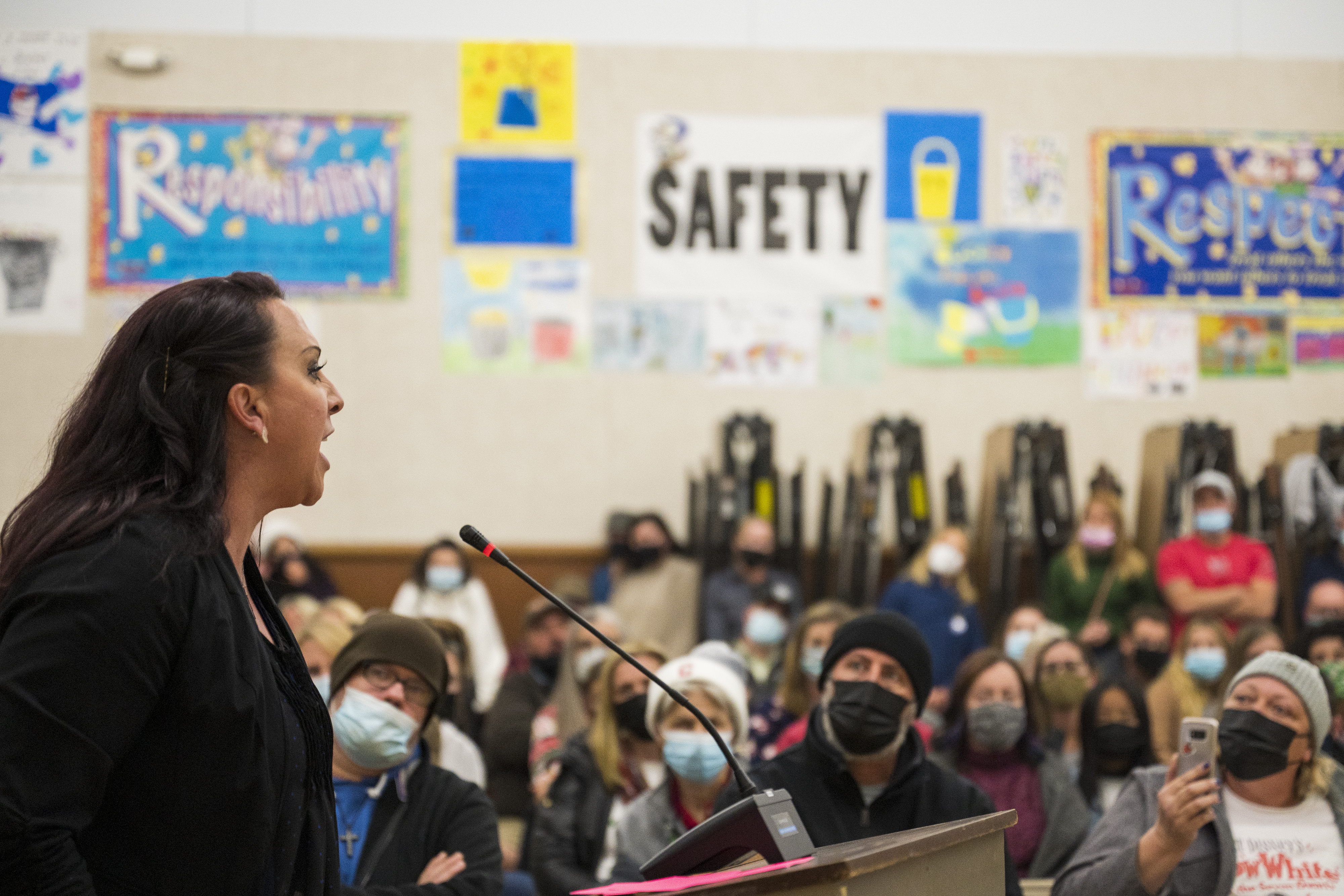 La madre Jessica Konen habla en contra de dos maestros durante la reunión de la junta del Distrito Escolar Spreckels Union en Spreckels, California, el miércoles 15 de diciembre de 2021. (AP Photo/Nic Coury)