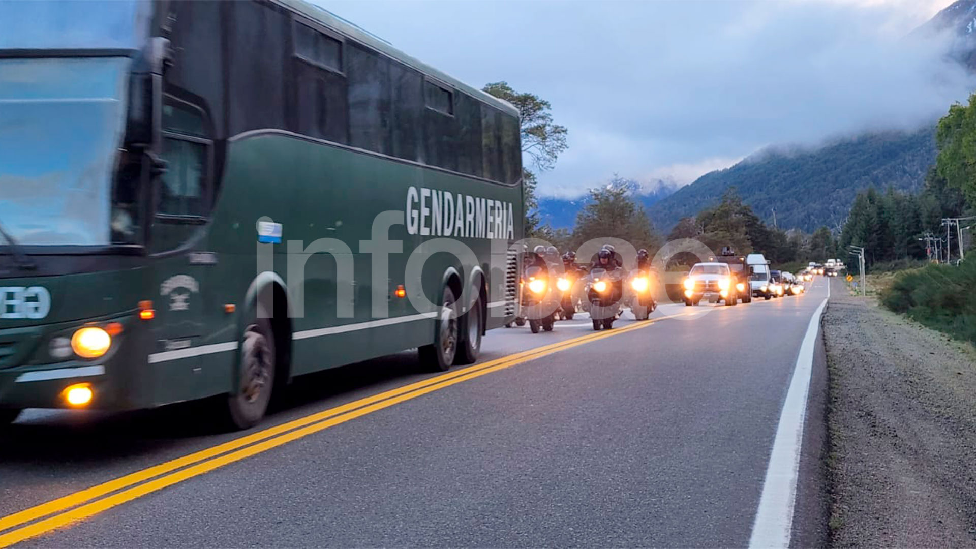 Camiones de Gendarmería, motos e integrantes de la PFA arriban a Villa Mascardi (Infobae)