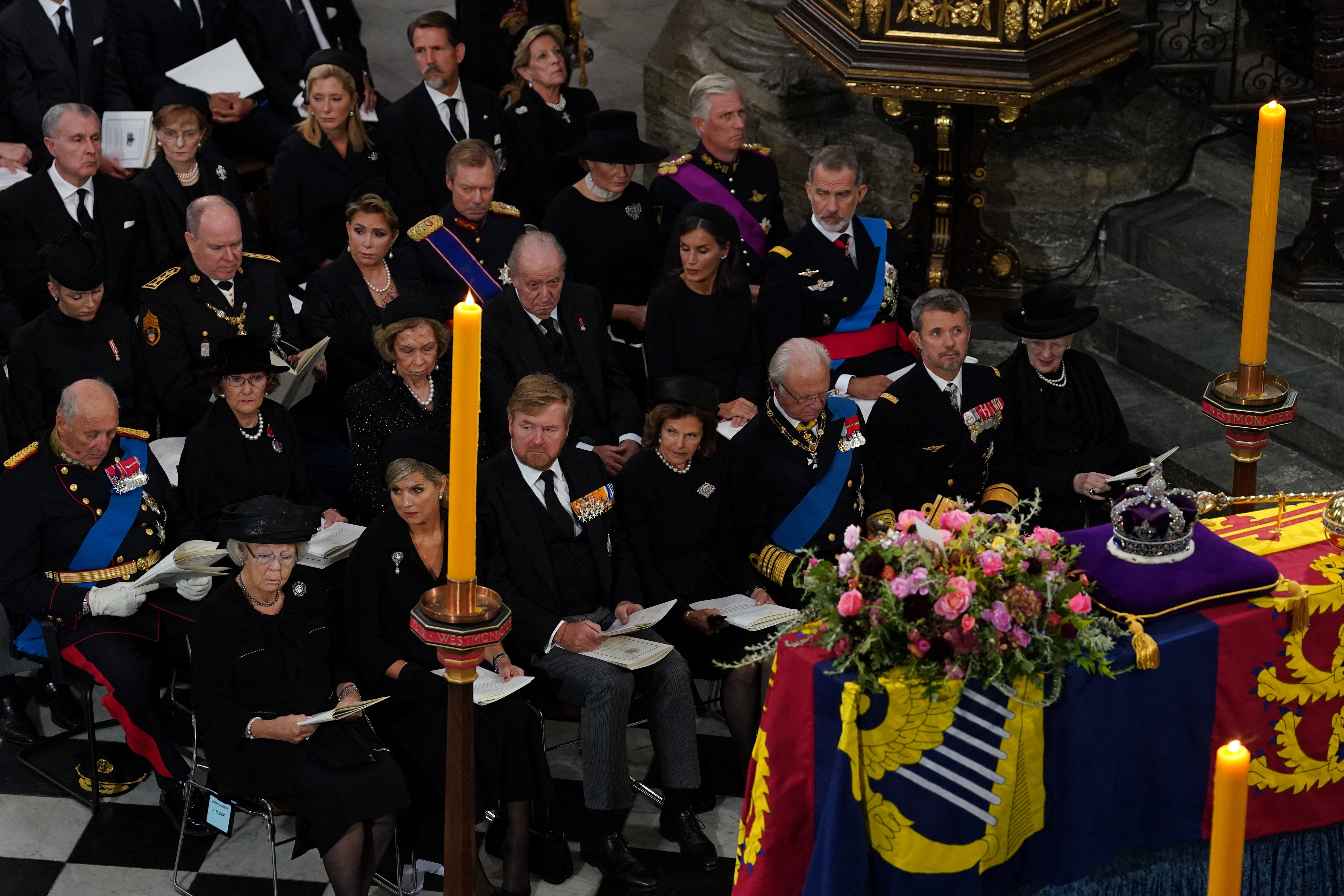 Raja Felipe VI dan Ratu Letizia dari Spanyol menghadiri pemakaman kenegaraan Ratu Elizabeth II di Westminster Abbey, London, pada Senin, 19 September 2022 (Gareth Fuller/REUTERS)
