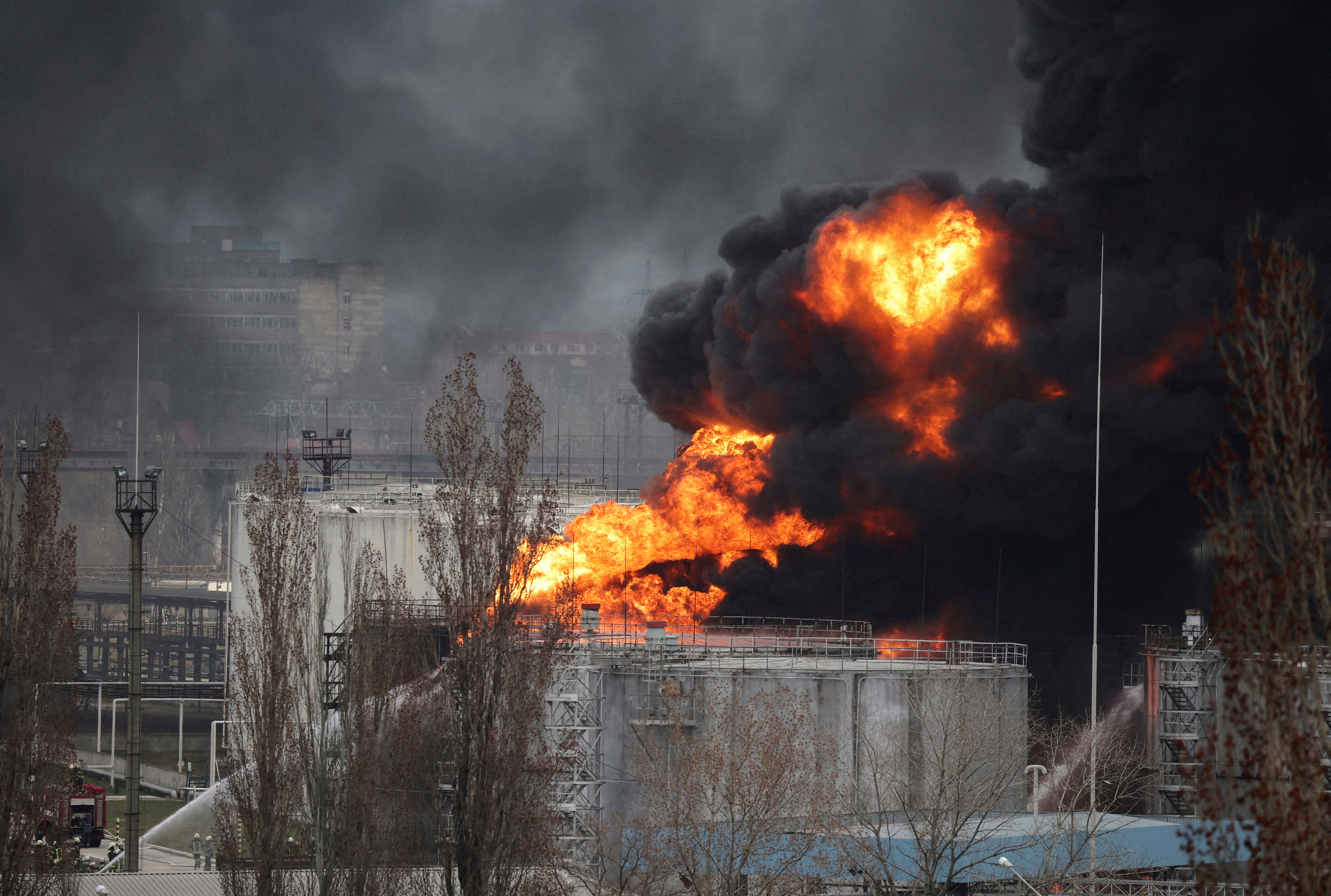 Bomberos trabajan en apagar un incendio en una refinería en Odessa, al sur de Ucrania. Foto de archivo (REUTERS/Nacho Doce/File Photo)