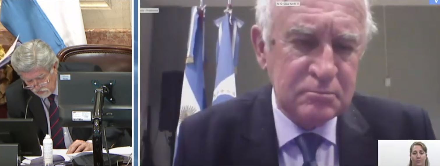 El secretario parlamentario Marcelo Fuentes chequea el voto del senador Parrilli