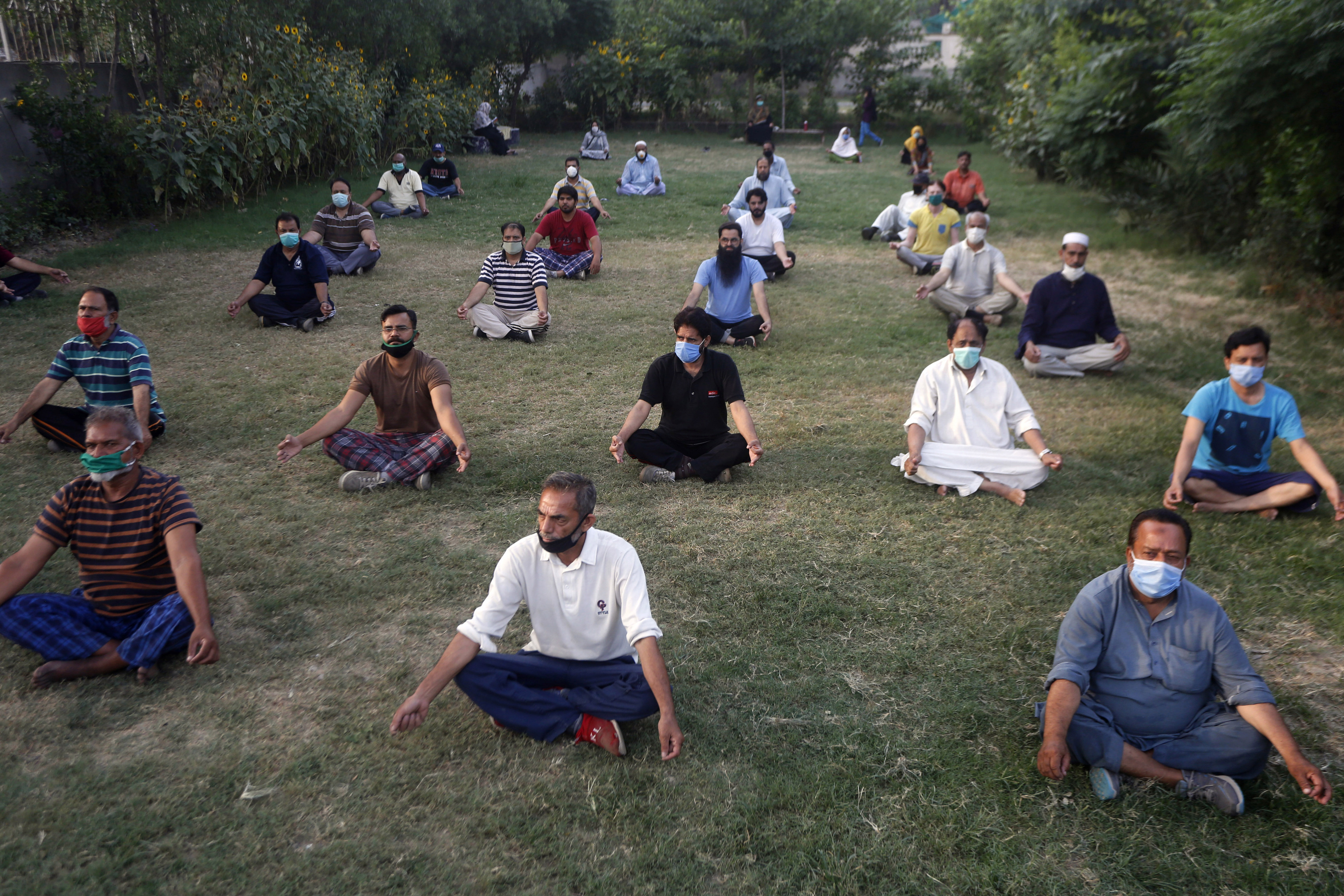 Una clase en Lahore, Pakistán, con algunas mascarillas y distanciamiento social
