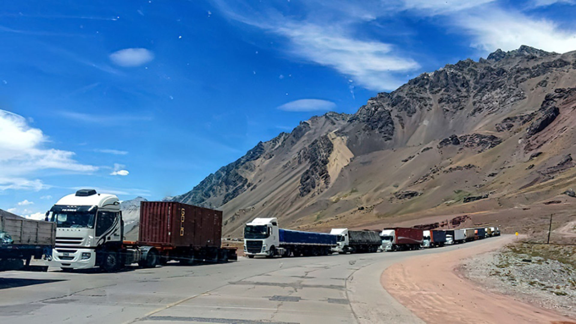 Actualmente hay unos tres mil camiones varados en el paso Cristo Redentor, fronterizo con Chile, como consecuencia de la decisión del Gobierno trasandino de exigir el testeo de todos los choferes, además de la presentación de un PCR negativo, obligatorio para el tránsito (Télam)