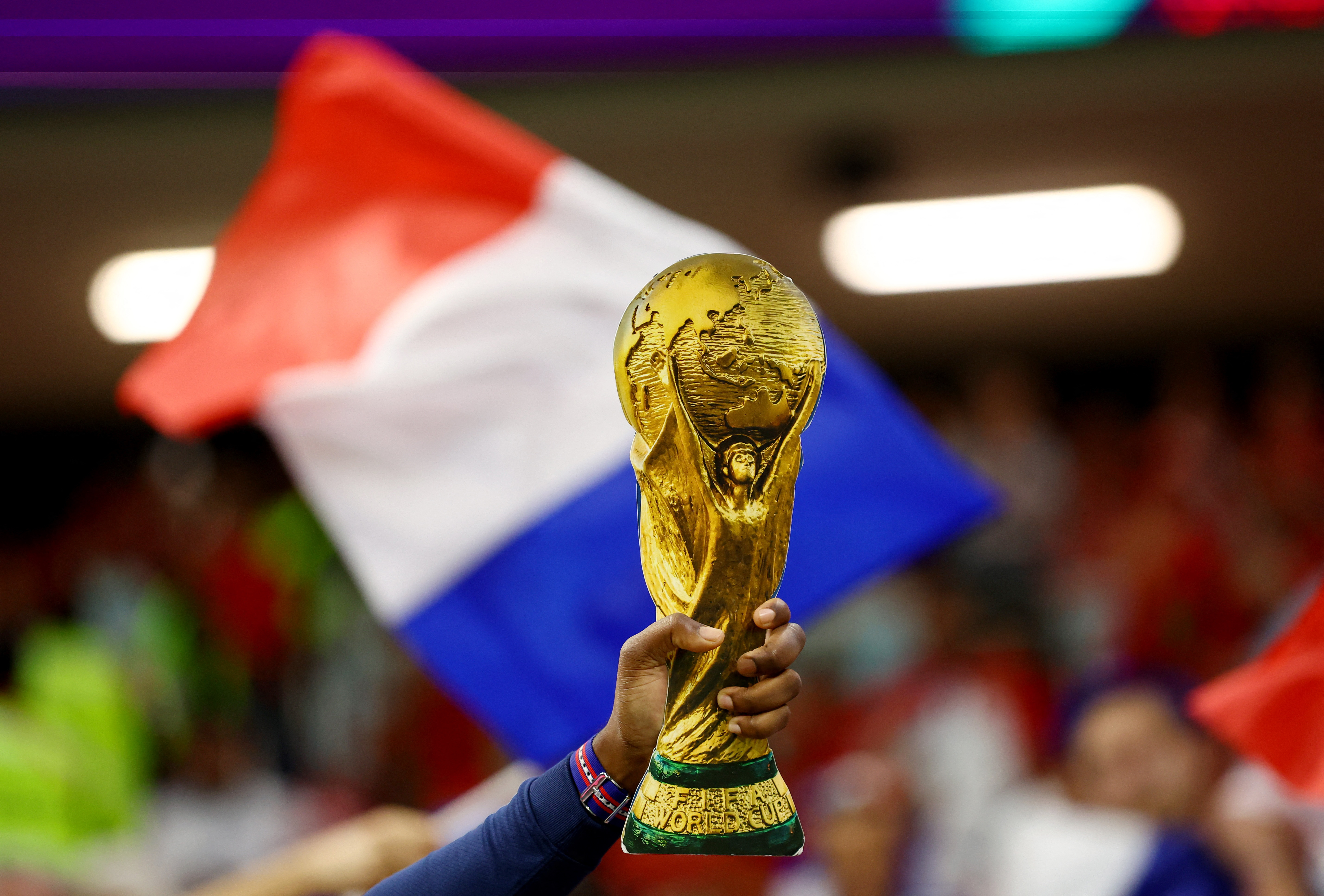 Los hinchas de Francia quieren ganar la Copa del Mundo y la exhiben en la tribuna del estadio de Al Bayt (REUTERS/Lee Smith)