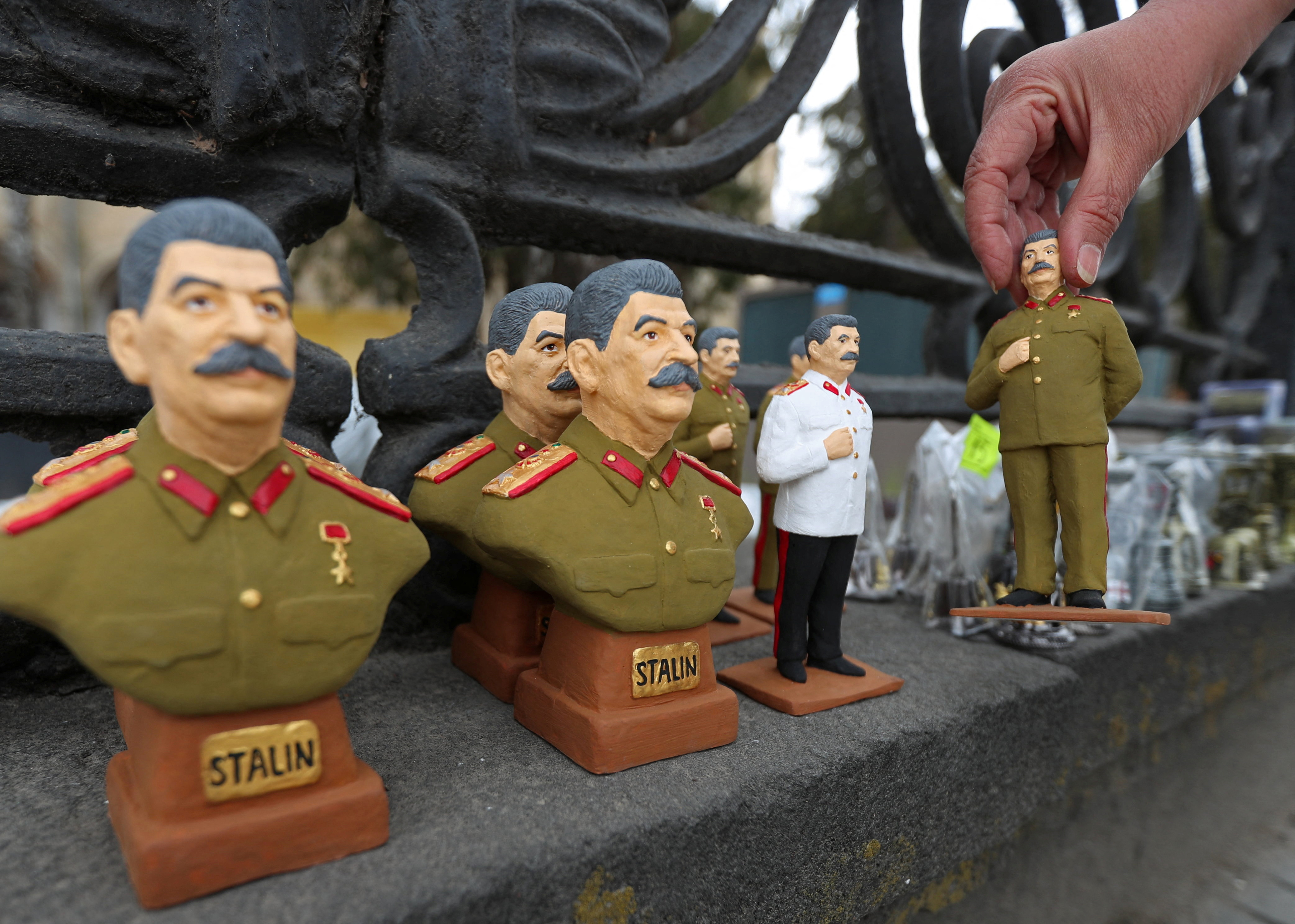 Se exponen recuerdos a la venta en el museo del líder soviético Joseph Stalin en su ciudad natal de Gori, Georgia, 1 de marzo de 2023. REUTERS/Irakli Gedenidze