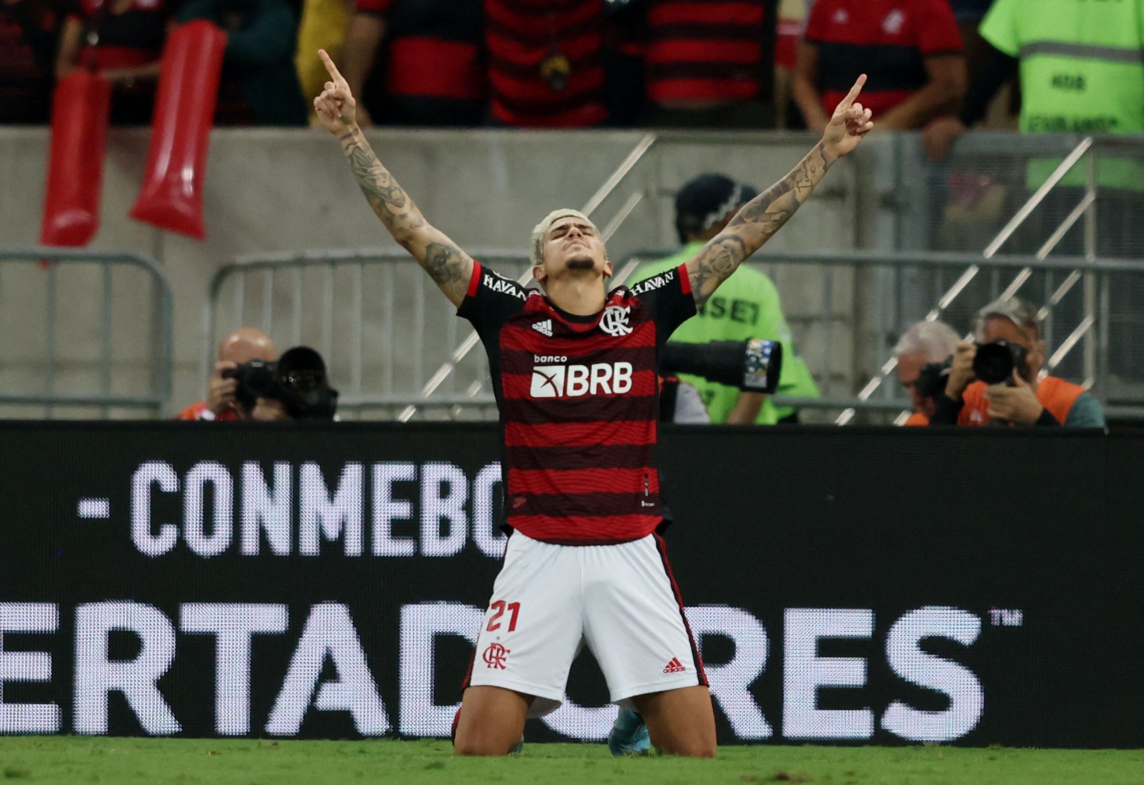 Pedro celebra su gol con el que el Flamengo le empató a Vélez el duelo de revancha de las semifinales de la Copa Libertadores (REUTERS/Sergio Moraes)