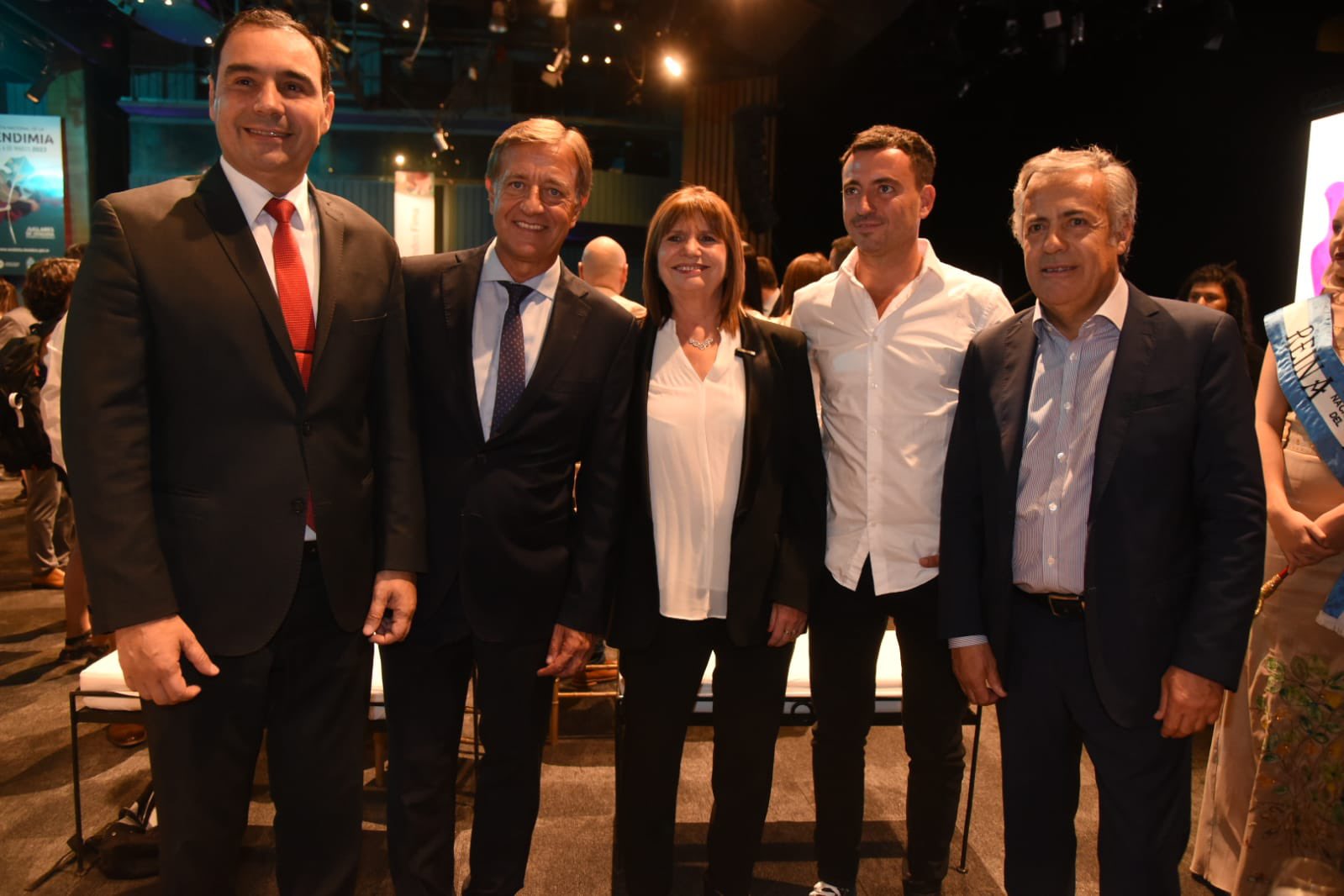 Patricia Bullrich posa en Mendoza con los radicales Rodolfo Suárez, Gustavo Valdés, Alfredo Cornejo y Rodrigo de Loredo