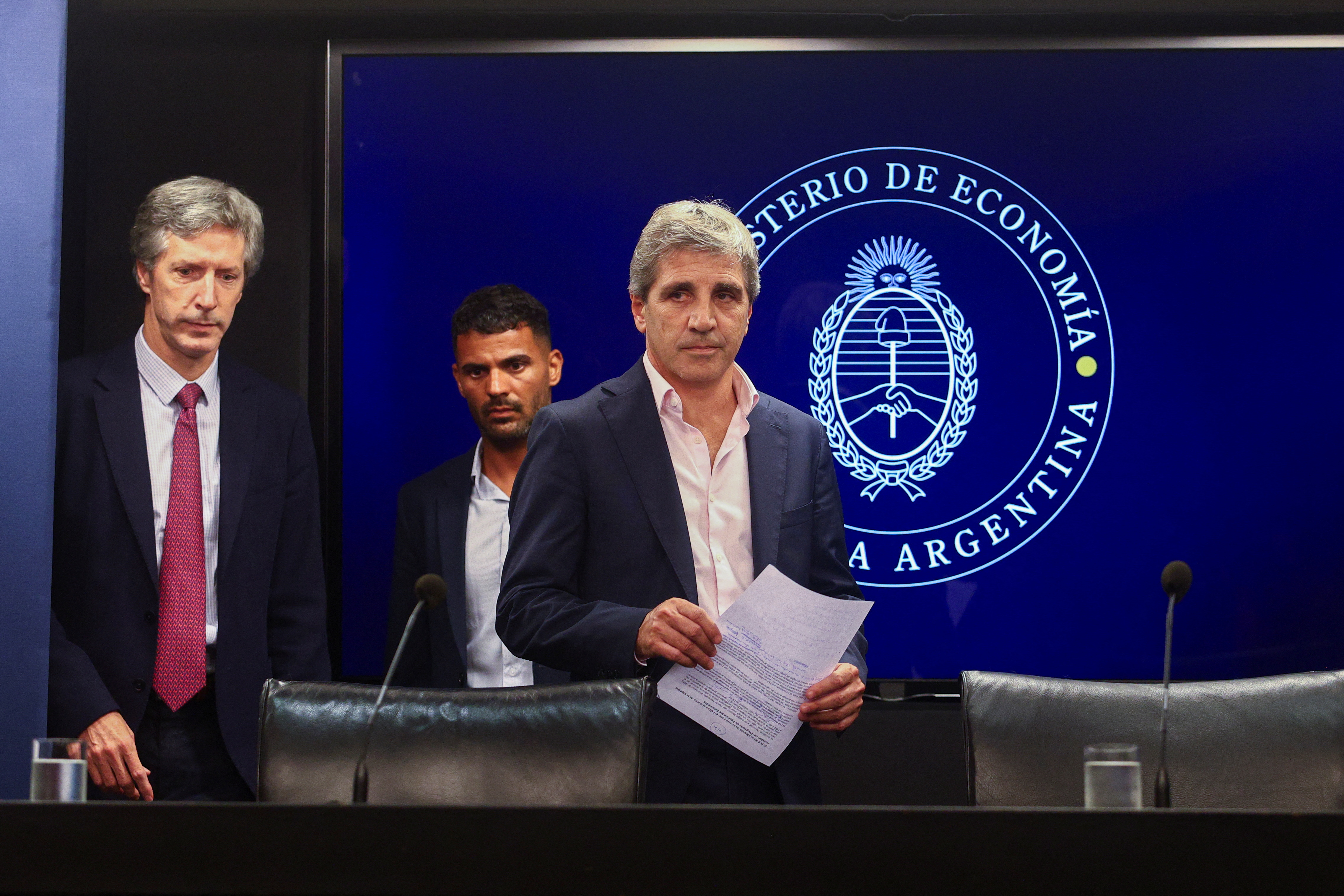 En la previa de las elecciones, hubo venta de dólares del Tesoro para contener la tensión financiera 