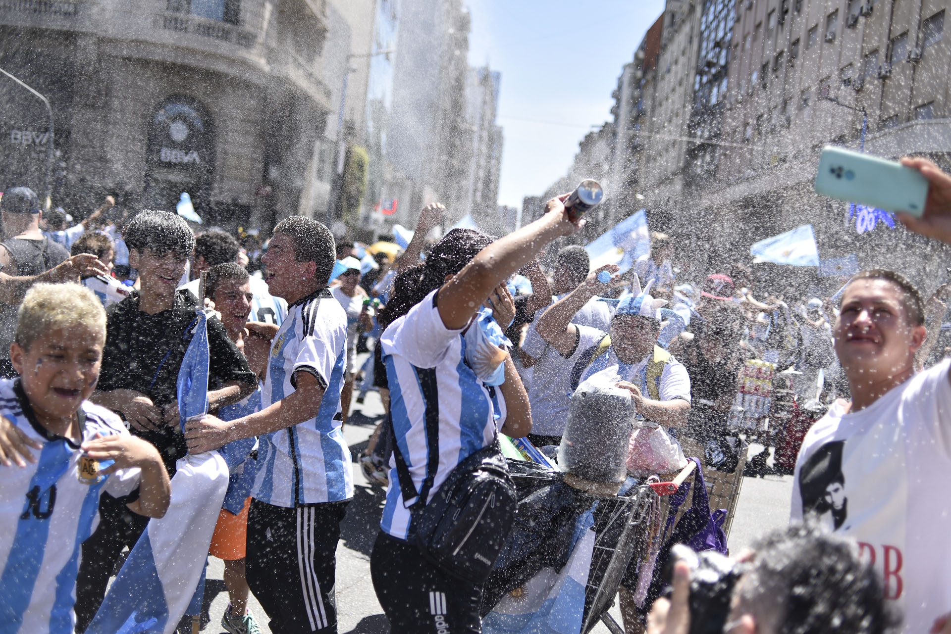 “Bien fría como el pecho de Mbappé”: historias de los “buscavidas” que ganaron con la fiesta de la selección argentina