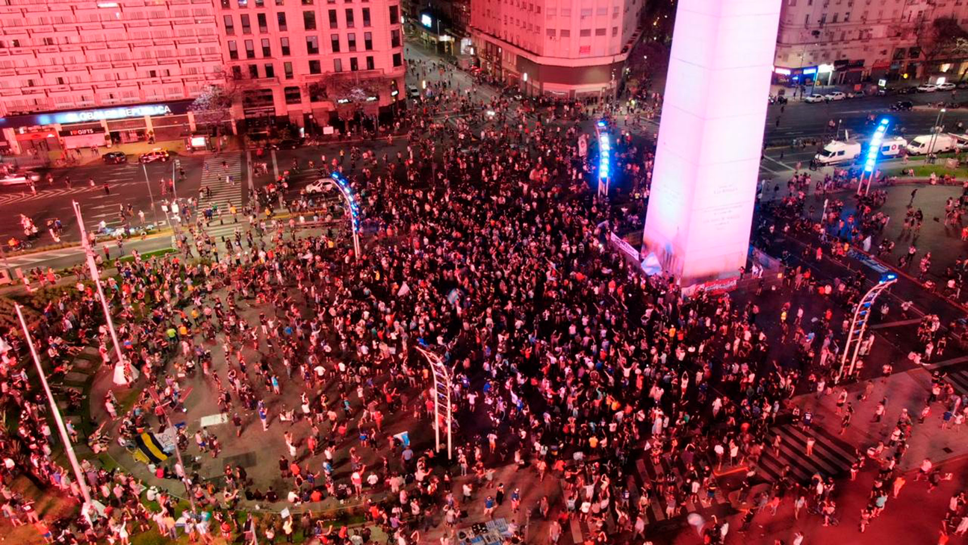 Otra imagen del centro porteño plagado de fanáticos que recordaron a Maradona (Lihueel Althabe)