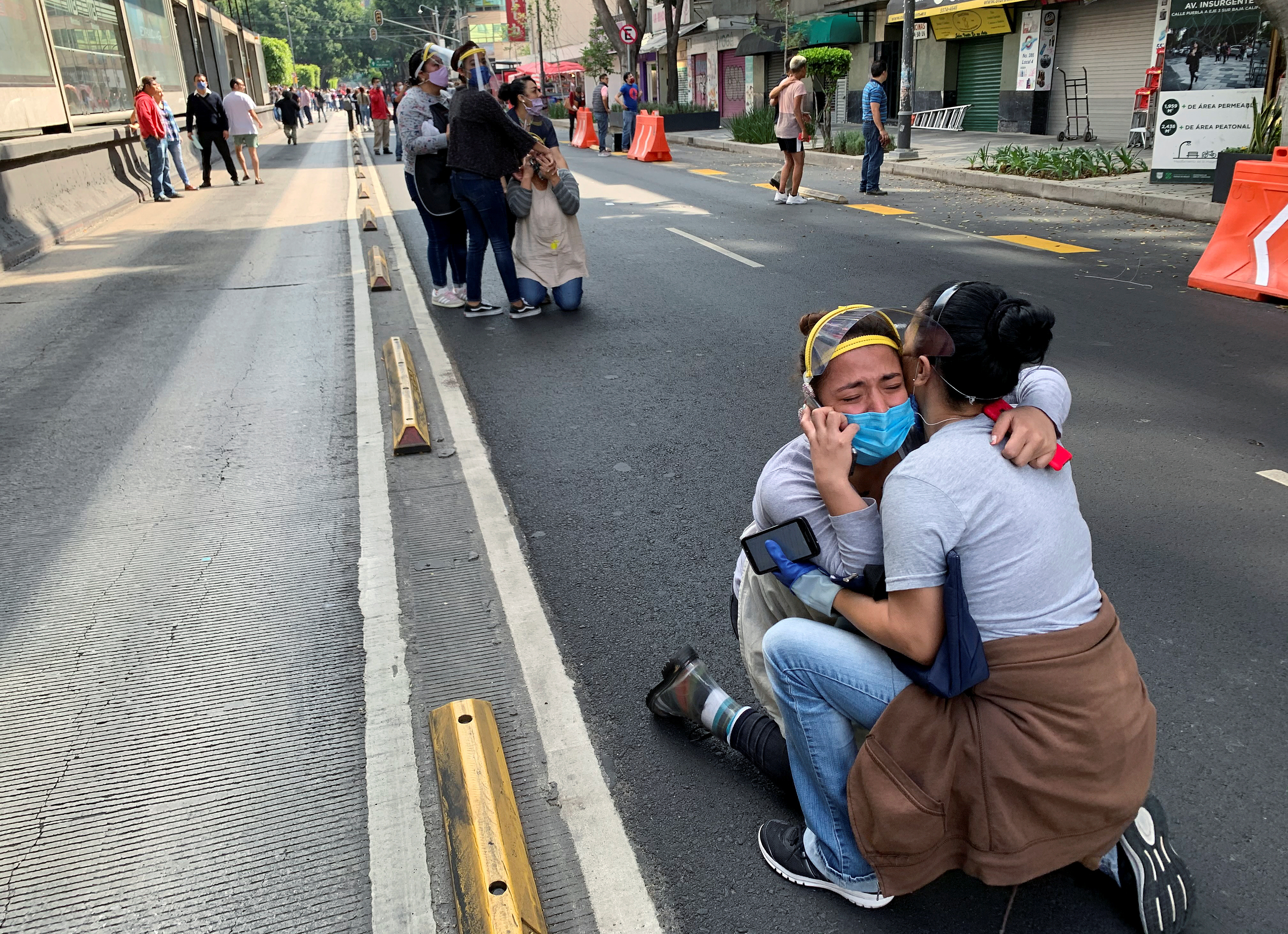 Dos amigas se abrazan en Ciudad de México tras el sismo en Oaxaca. El recuerdo de los tres sismos de 2017, en los que murieron 471 personas, permanece en la memoria de los mexicanos (REUTERS/Tomas Bravo)