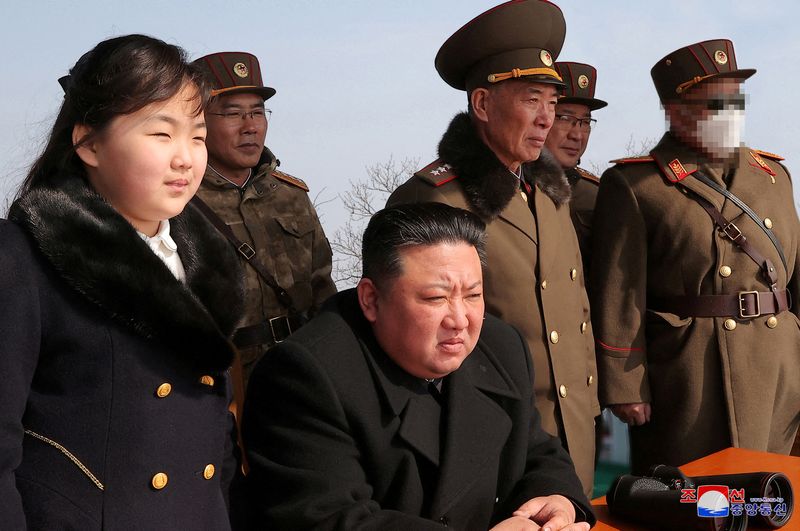  El líder norcoreano, Kim Jong Un (sentado), junto a su hija, Kim Ju Ae (izquierda), observan el desarrollo de un ejercicio balístico. La península vive un nivel histórico de tensión después de un 2022 Pyongyang realizó un número récord de pruebas de armas (KCNA via REUTERS)