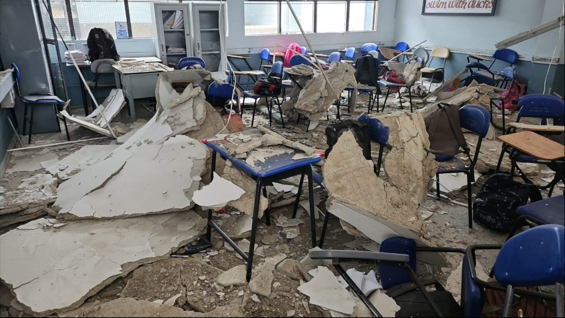 15 estudiantes resultaron heridos tras la caída de un techo en un colegio de Medellín. (Cuenta de Twitter Denuncias Antioquia)