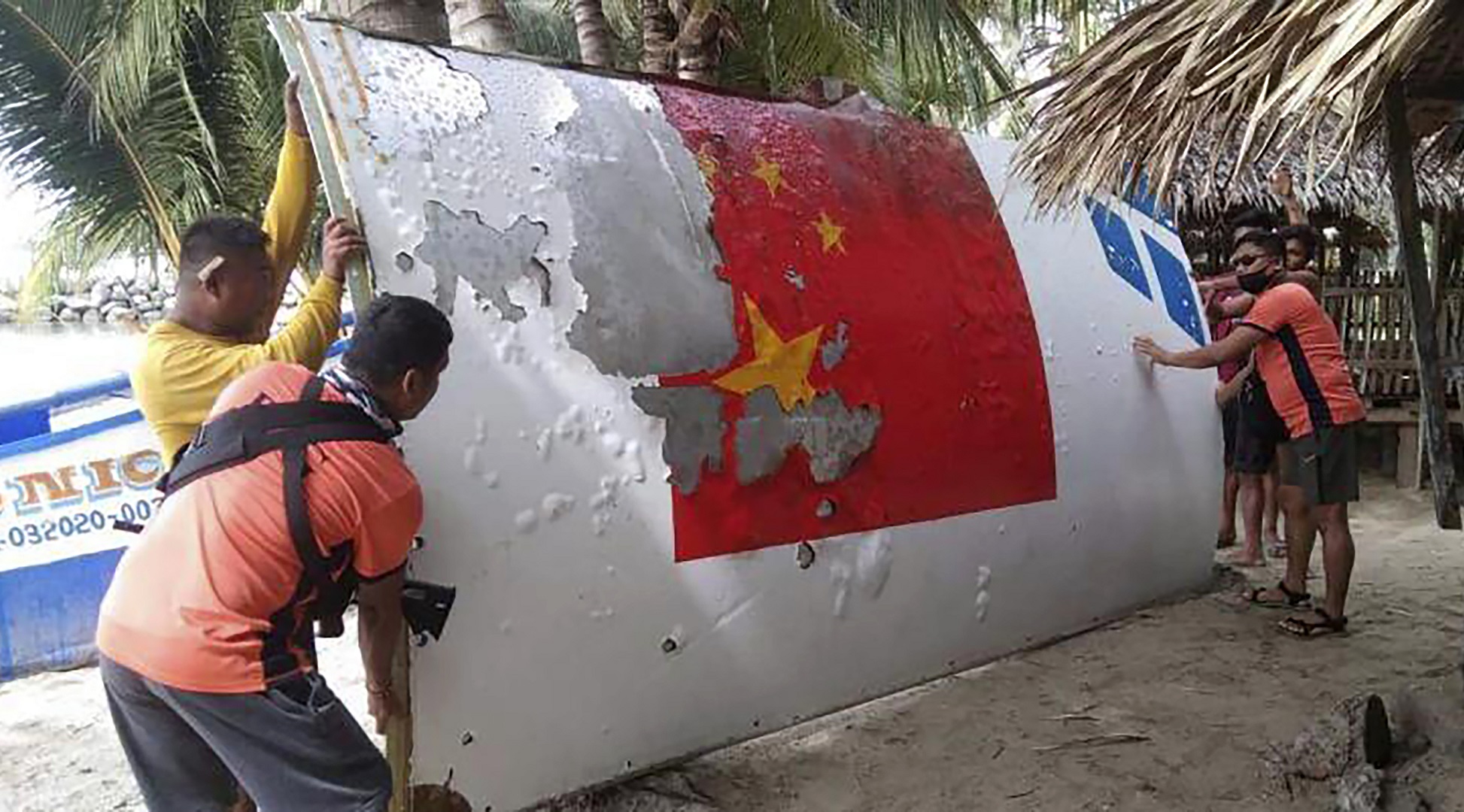 Restos de un cohete chino, encontrado en el mar (Guardia Costera/AP)/archivo)