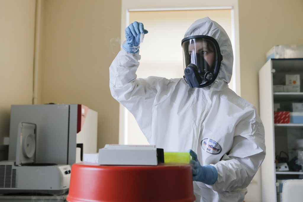 Una investigadora trabajando en el laboratorio de la vacuna rusa contra el coronavirus Sputnik V (FIDR)
