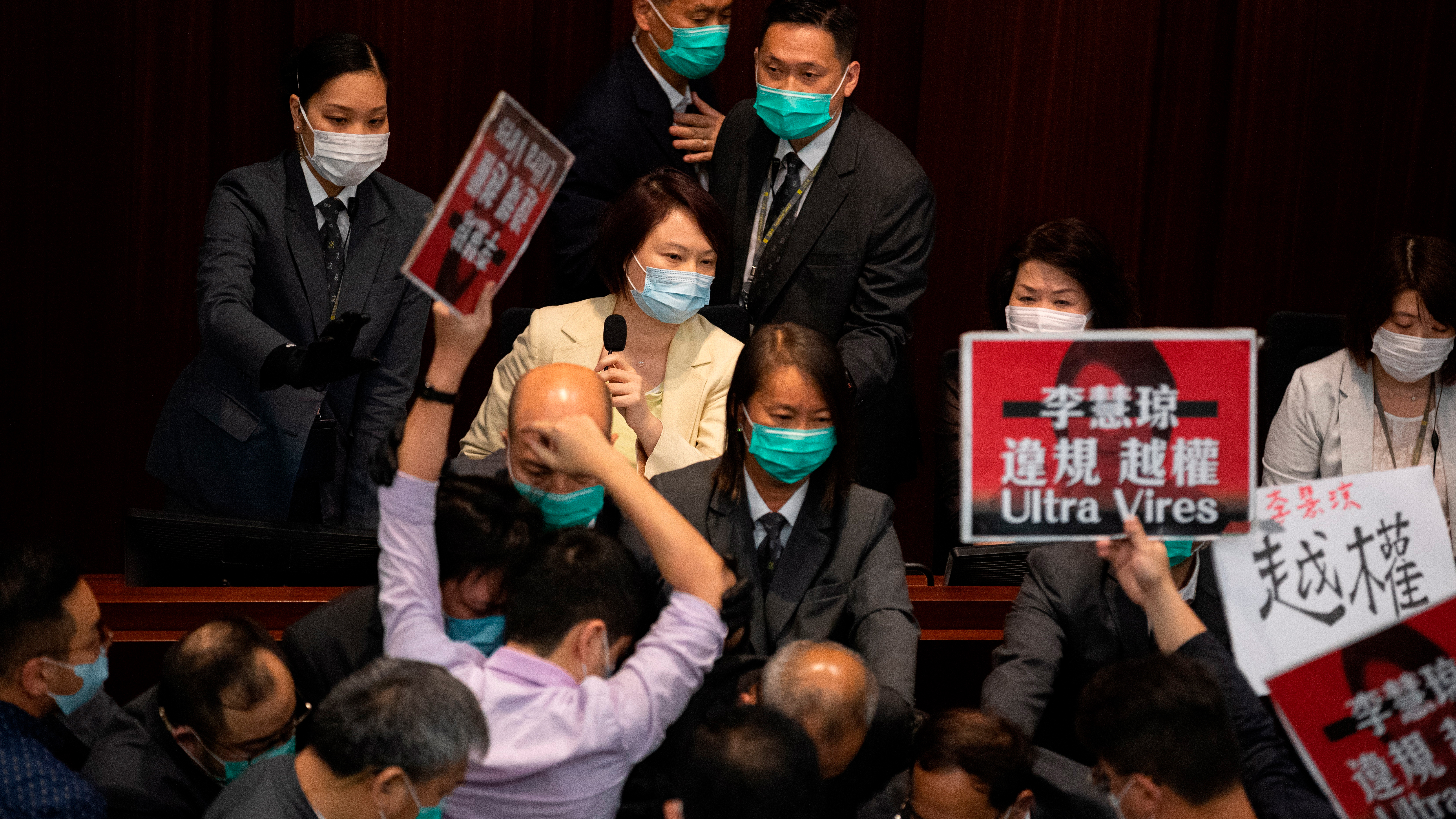 Trifulca en el parlamento de Hong Kong