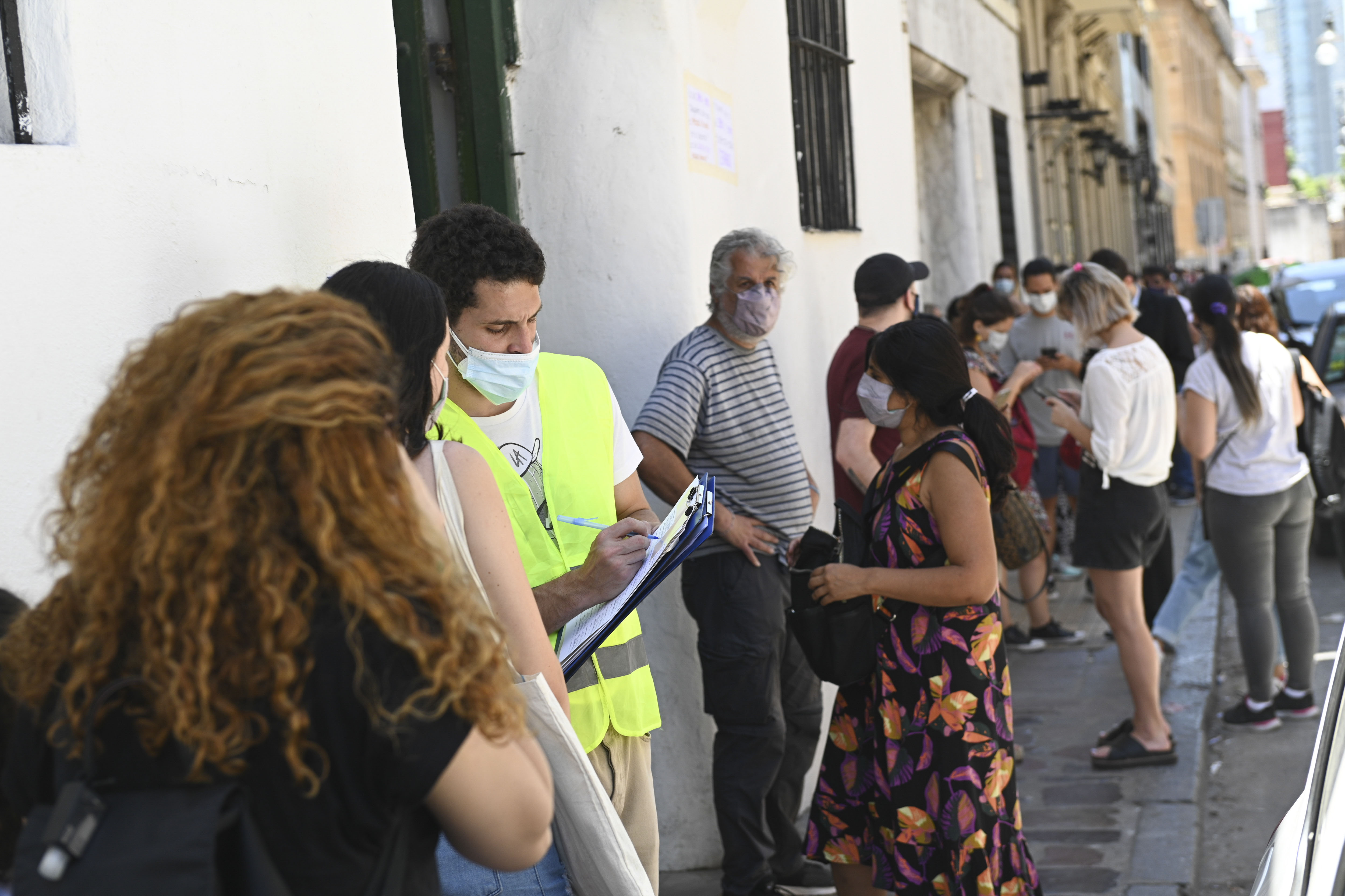 Los centros de testeos en la Ciudad de Buenos Aires registran largas colas ante el comienzo de la tercera ola de coronavirus