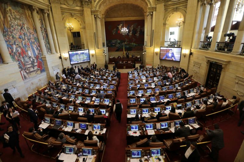 Foto de archivo. Legisladores colombianos debaten un proyecto de reforma tributaria en la sede del Congreso en Bogotá, Colombia, 18 de diciembre, 2018. REUTERS/Luisa González