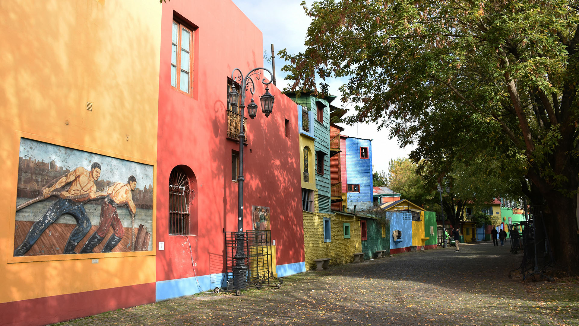 Naranja, rojo, celeste, verde, amarillo, la gama de colores que pensó Quinquela Martín para esta calle del barrio de La Boca