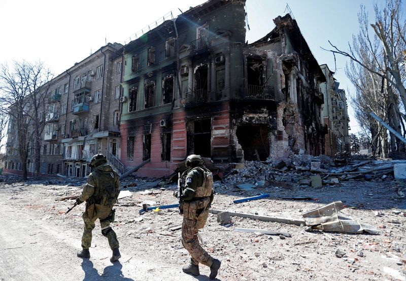 Soldados rusos patrullan las calles de Mariupol, una de las ciudades más asediadas por las fuerzas invasoras (REUTERS/Alexander Ermochenko)