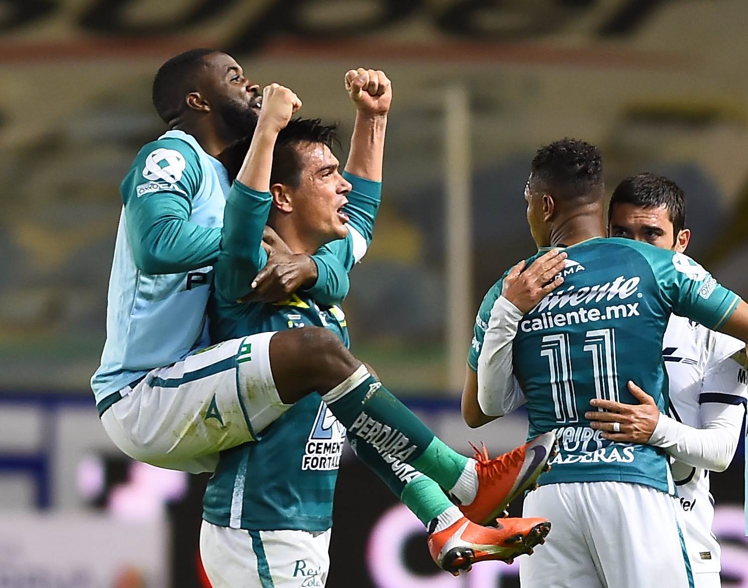 Joel Campbell y Juan González celebran ganar la Liga MX.
