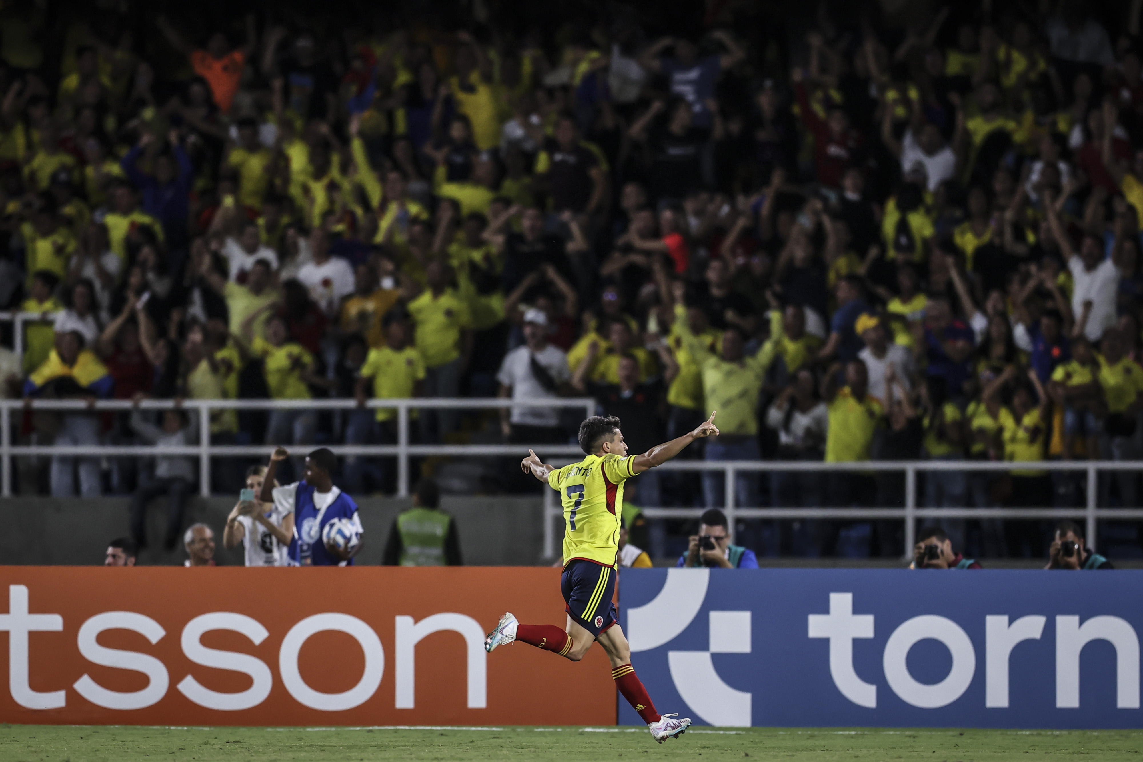 Juan David Fuentes convierte el gol que le da la victoria y la clasificación a la Selección Colombia al Hexagonal Final del Sudamericano Sub 20 (Conmebol)