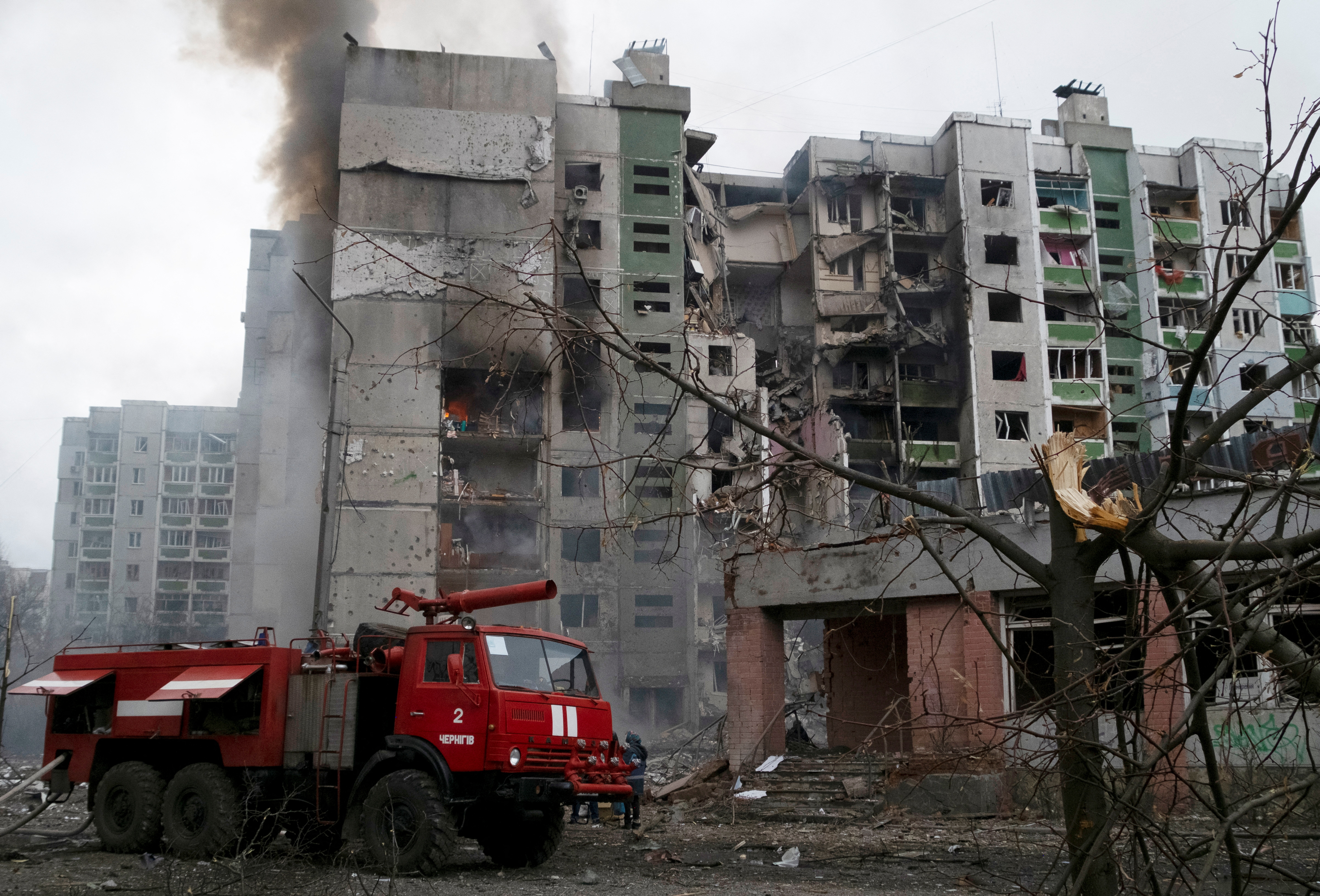 Здание разрушенное взрывом. Взрыв здания. Чернигов разрушения. Взрыв здания в Украине. Разрушения на Украине.