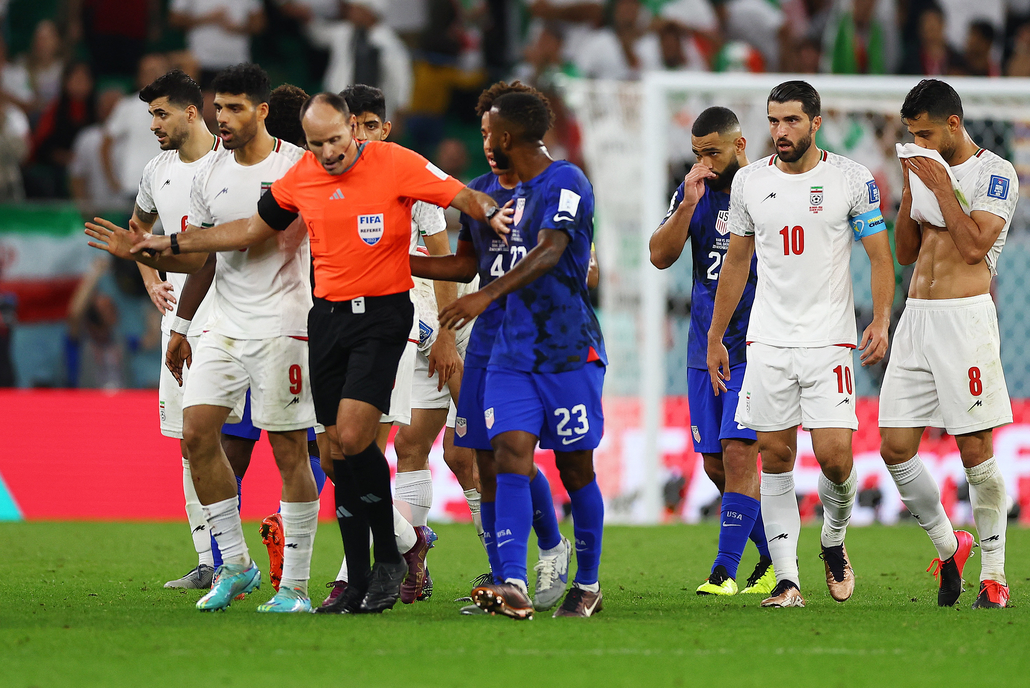 Todos los jugadores iraníes le reclamaron penal al árbitro Mateu Lahoz (Reuters/Matthew Childs)