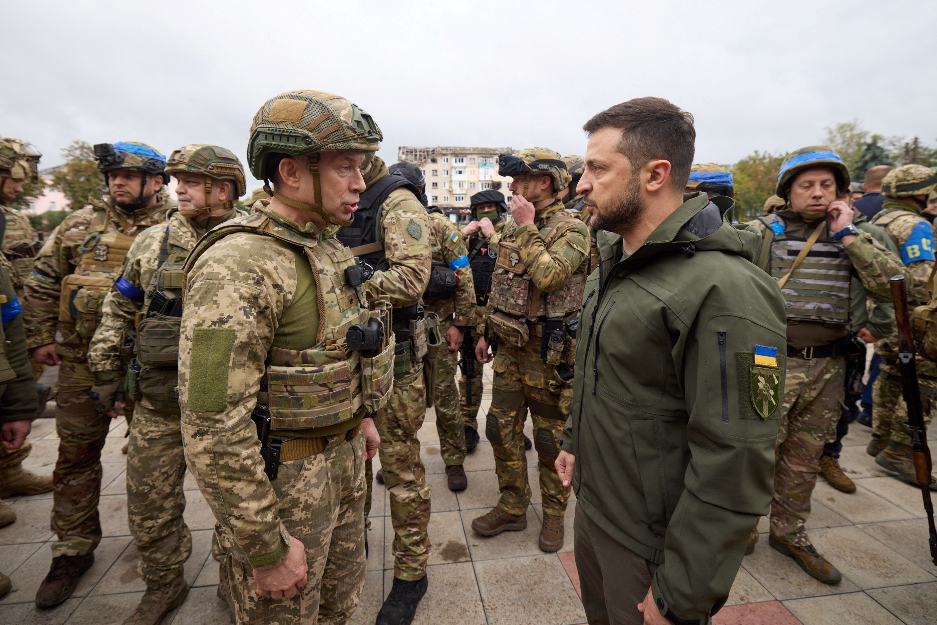 El comandante de las fuerzas terrestres ucranianas, Oleksandr Syrskyi, en uno de sus encuentros con Zelensky. (FOTO: REUTERS)