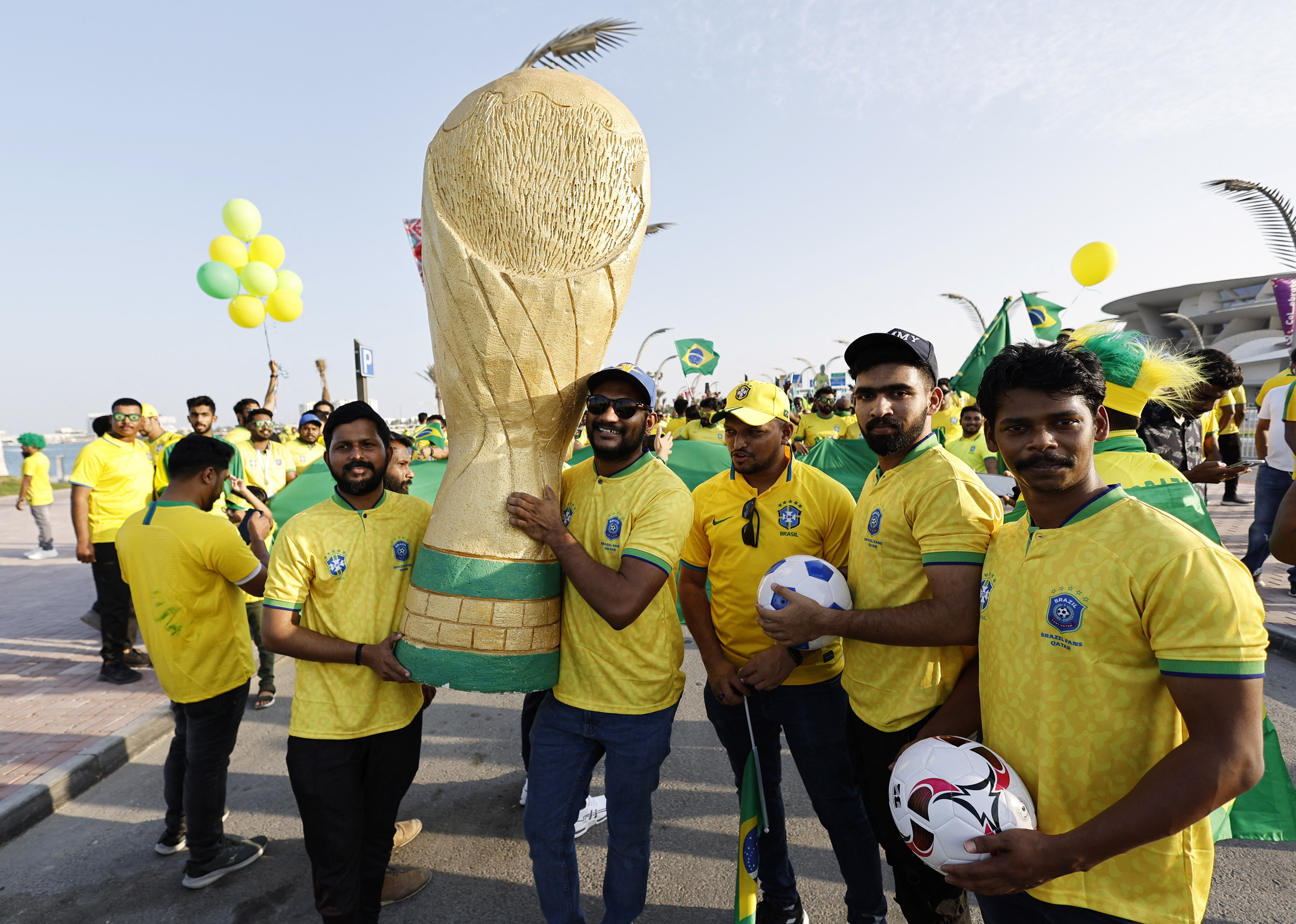 Fanáticos apoyando a Brasil en Doha (Reuters)