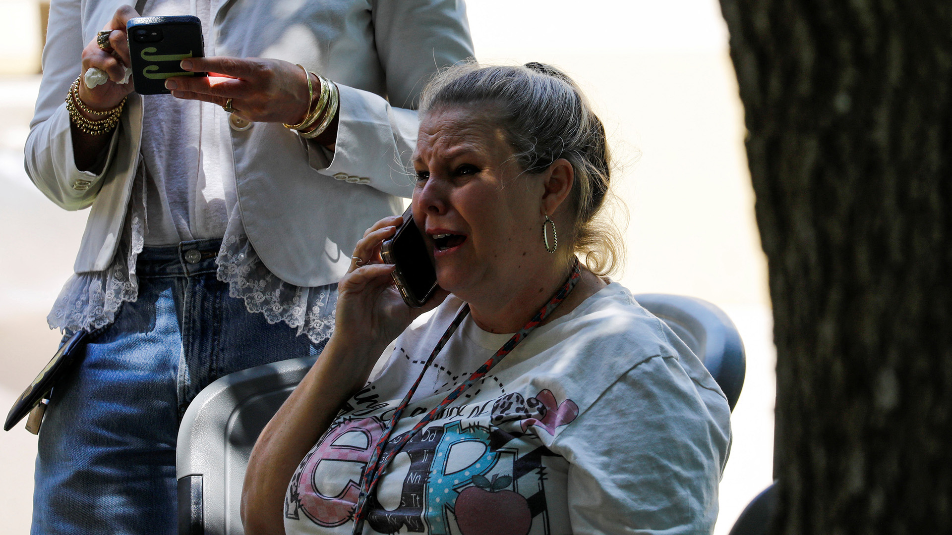 Una mujer reacciona mientras habla por teléfono afuera del Centro Cívico Ssgt Willie de Leon, donde los estudiantes habían sido transportados desde la Escuela Primaria Robb (REUTERS/Marco Bello)