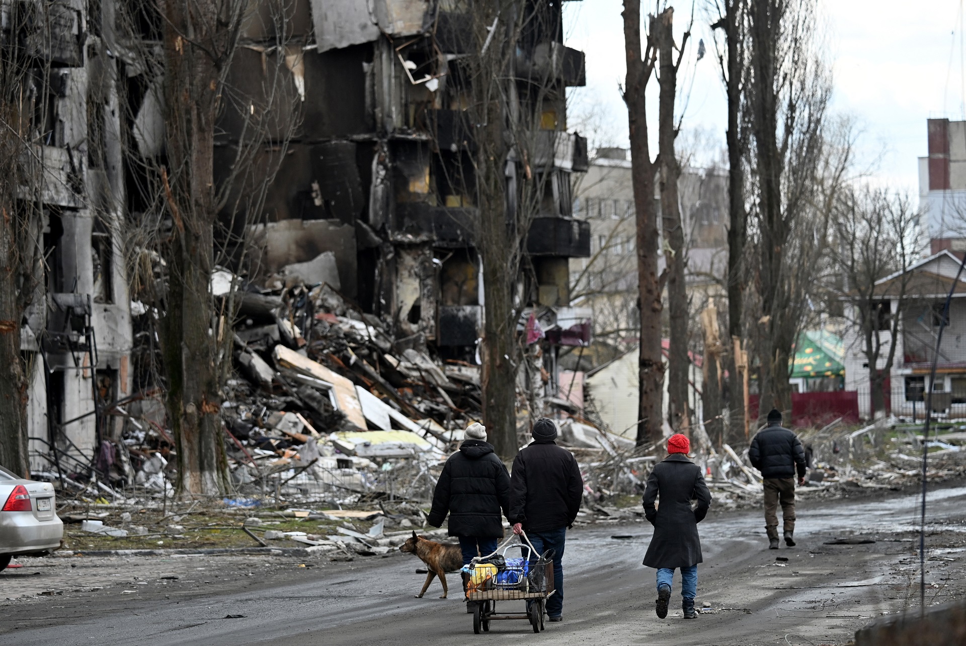 Caminata entre edificios destruidos (AFP)