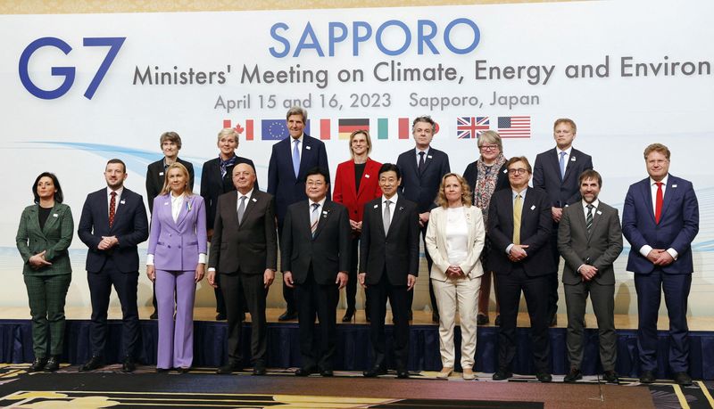 Los ministros del G7 fijan nuevos objetivos de capacidad solar y eólica -  Infobae