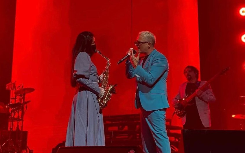 Alejandro Sanz invitó a la saxofonista María Elena Ríos a tocar en su concierto