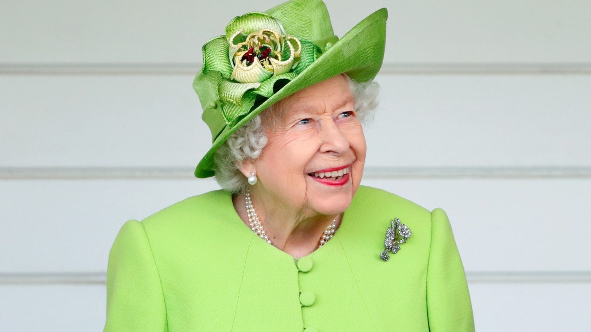 La periodista especializada en moda monárquica, Elizabeth Holmes señaló en su libro HRH. que para la reina Isabel II, los sombreros forman parte de su uniforme de trabajo
Getty