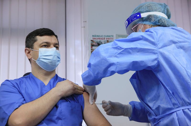 Un hombre recibe una dosis de la vacuna de AstraZeneca contra la COVID-19 en un hospital de Chisináu, Moldavia (REUTERS/Vladislav Culiomza)