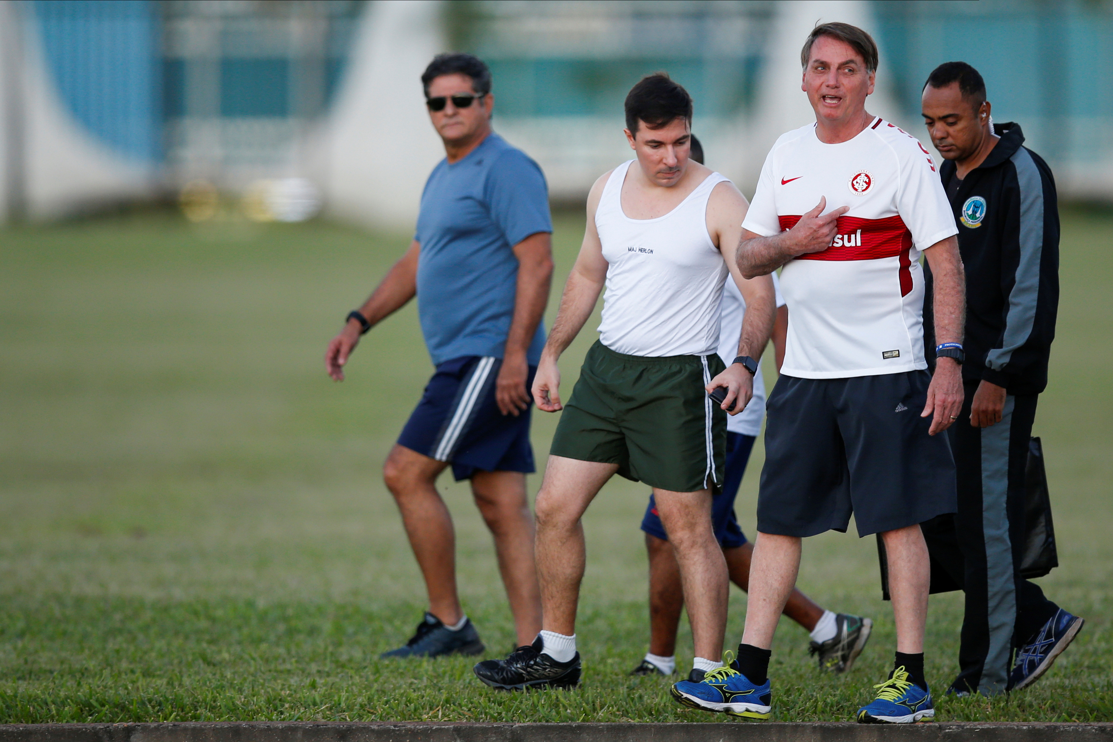 Bolsonaro en una caminata en las afueras del Palacio de la Alvorada, durante el brote de COVID-19. Sin máscara facial ni distancia social REUTERS/Ueslei Marcelino