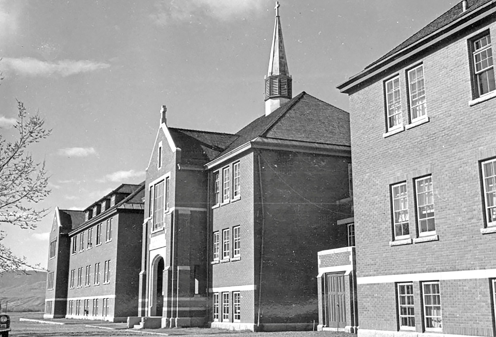 El edificio administrativo principal de la Escuela Residencial India de Kamloops se ve en Kamloops, Columbia Británica, Canadá, alrededor de 1970. Biblioteca y Archivos de Canadá / Folleto
