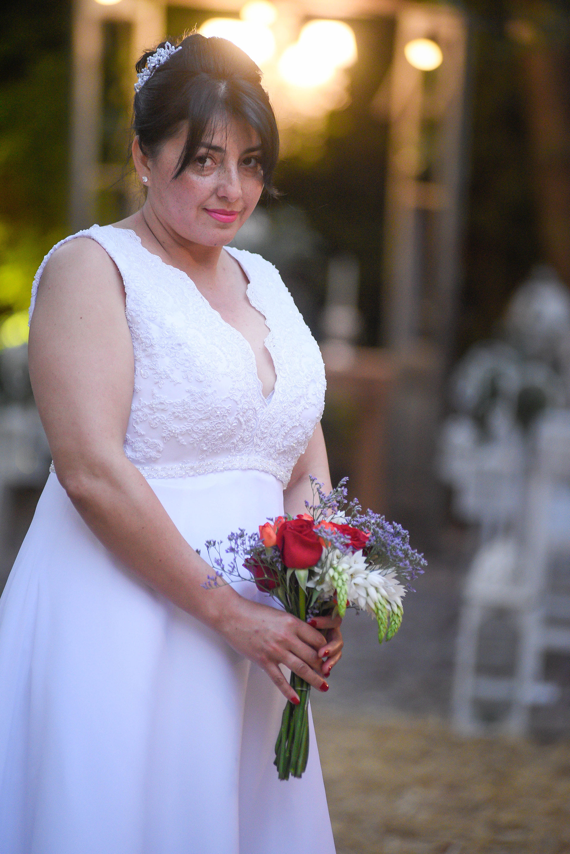 La novia optó por un vestido blanco de corte princesa y escote en "V" (Ramiro Souto)