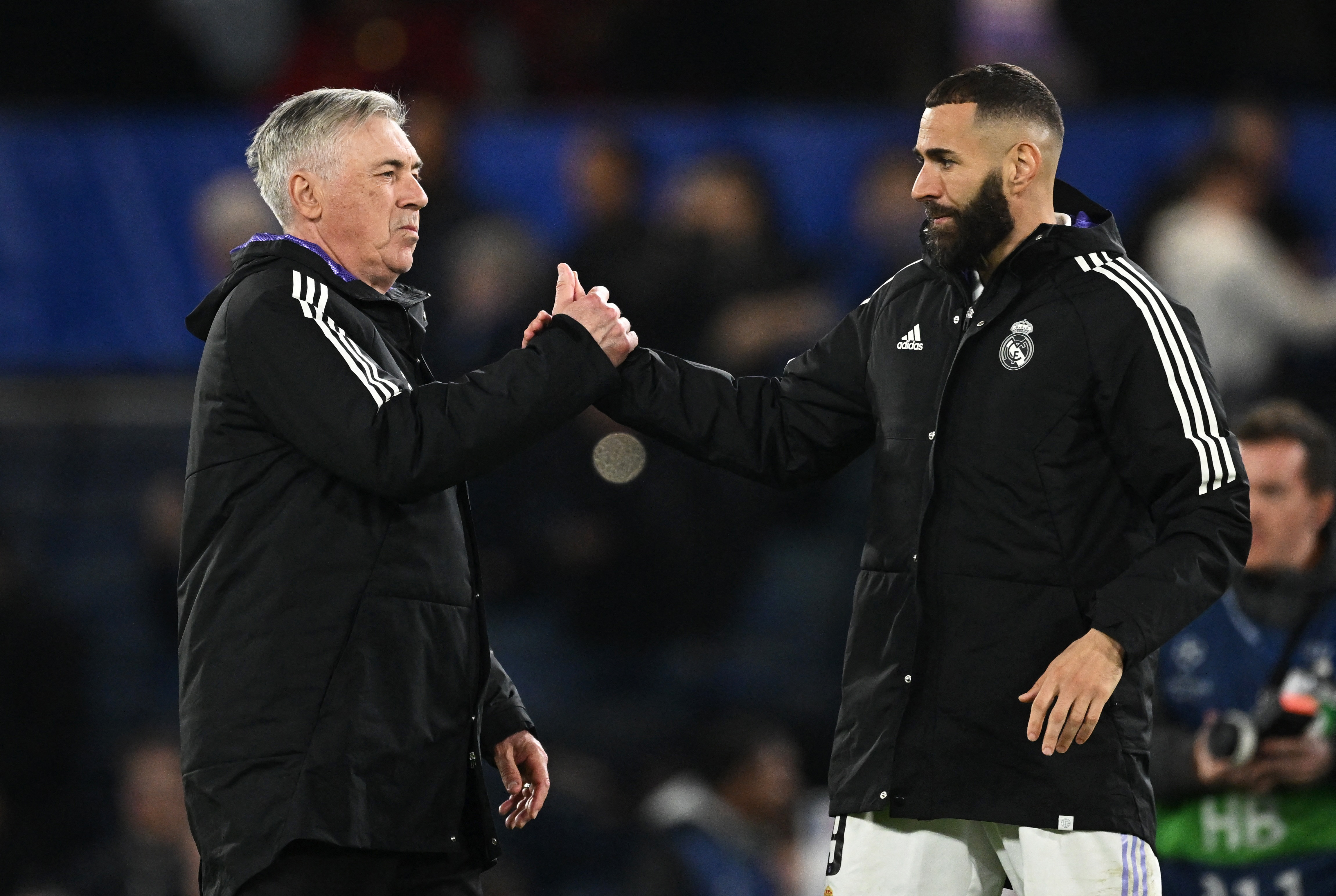 Benzema saluda a Carlo Ancelotti tras el partido de Champions frente al Chelsea en Londres. 