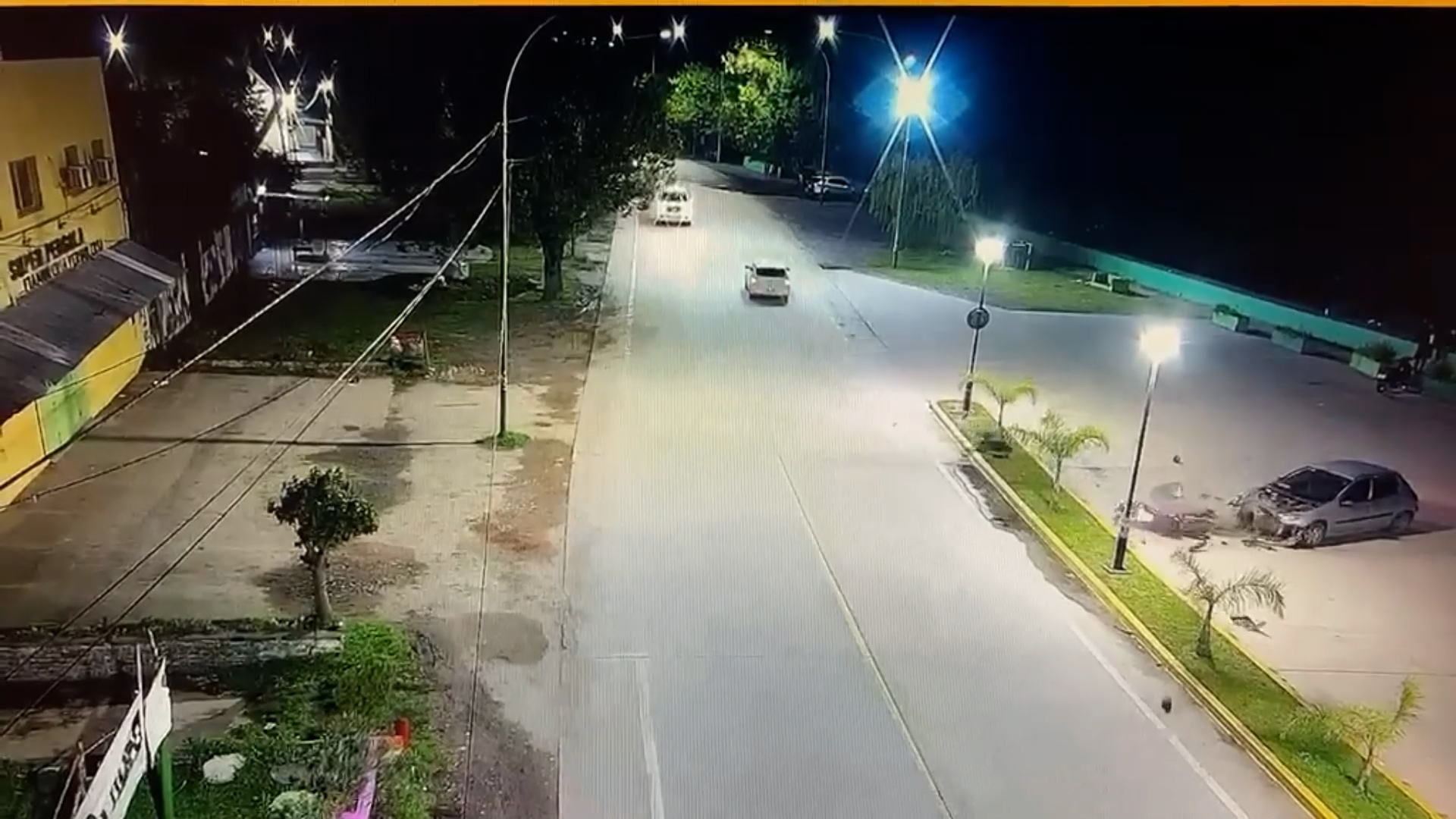 Video: un motociclista vol&oacute; por el aire tras ser embestido por un automovilista ebrio que dobl&oacute; en "U" en Ensenada