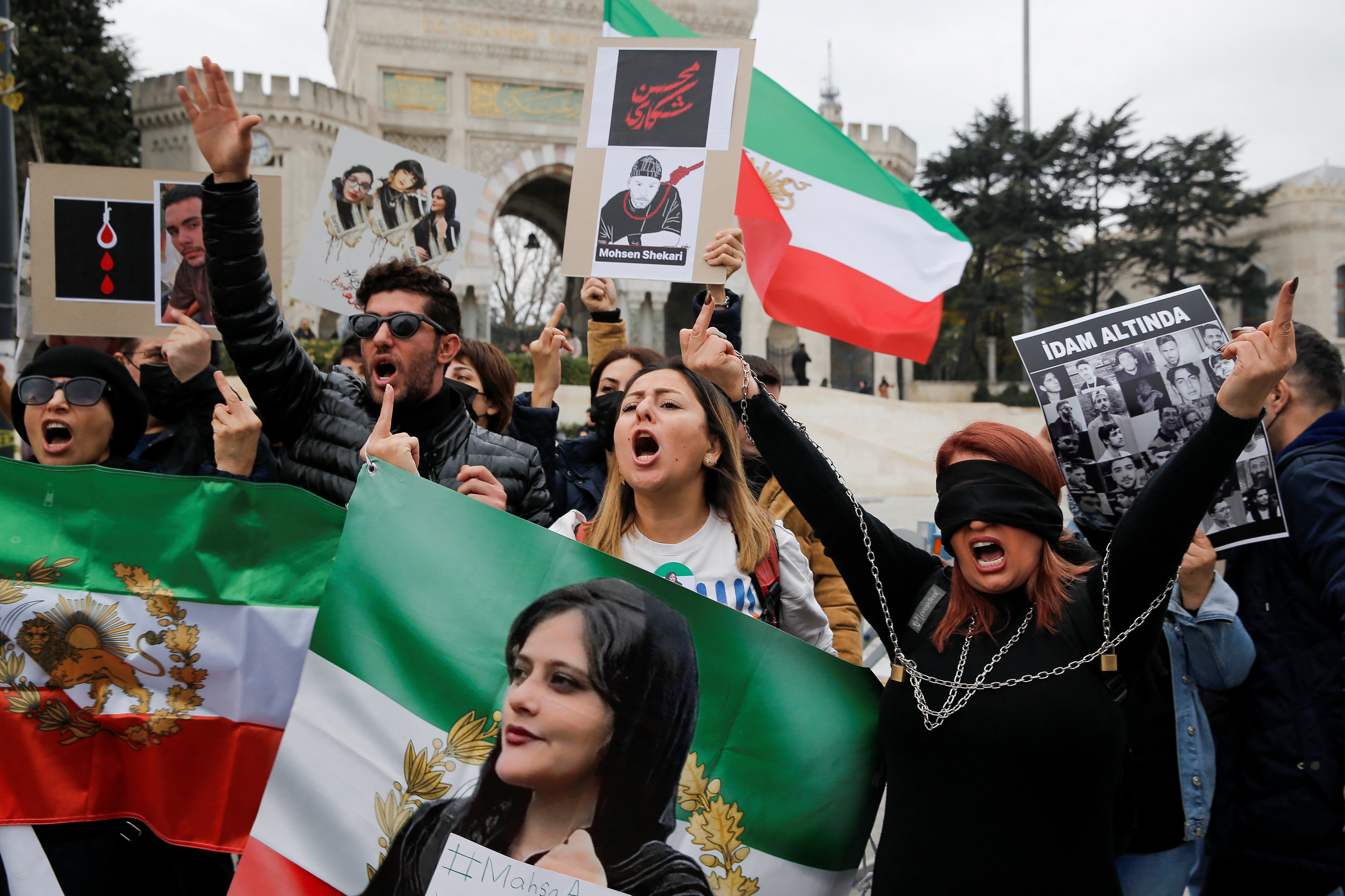 Un grupo de personas participa en una protesta contra el régimen islámico de Irán tras la muerte de Mahsa Amini