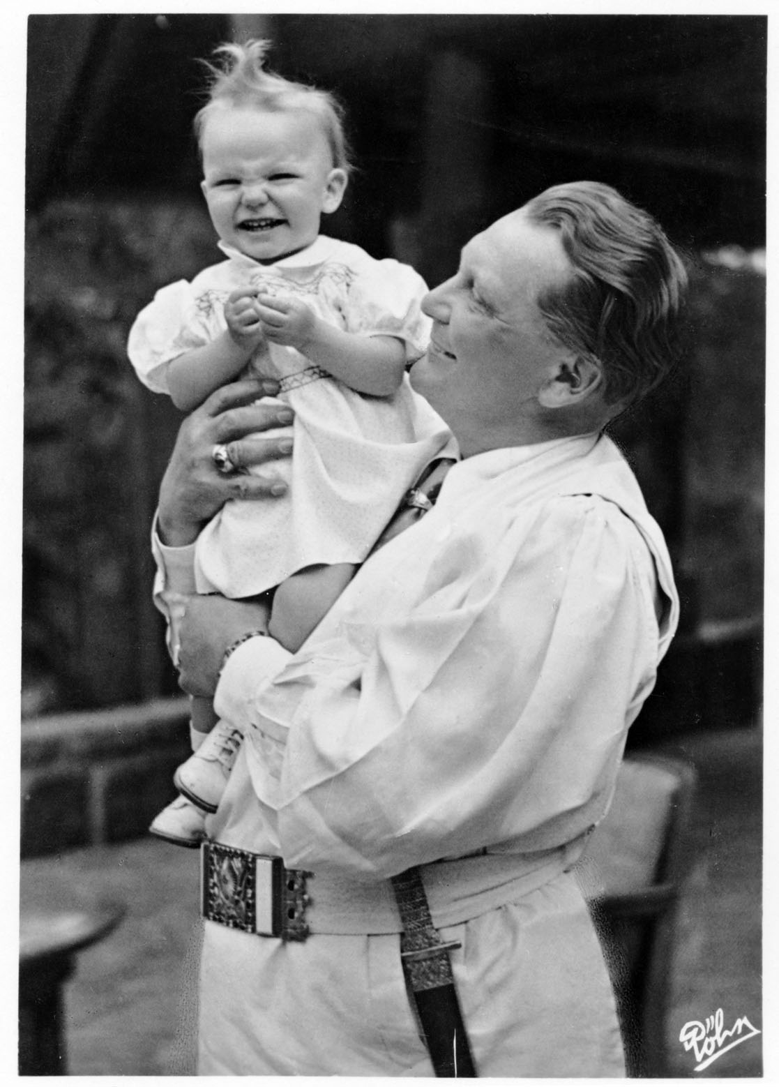 Hermann Göring con su hija Edda en 1946. Ella fue una defensora de criminales nazis  (Photo by Culture Club/Getty Images) *** Local Caption ***