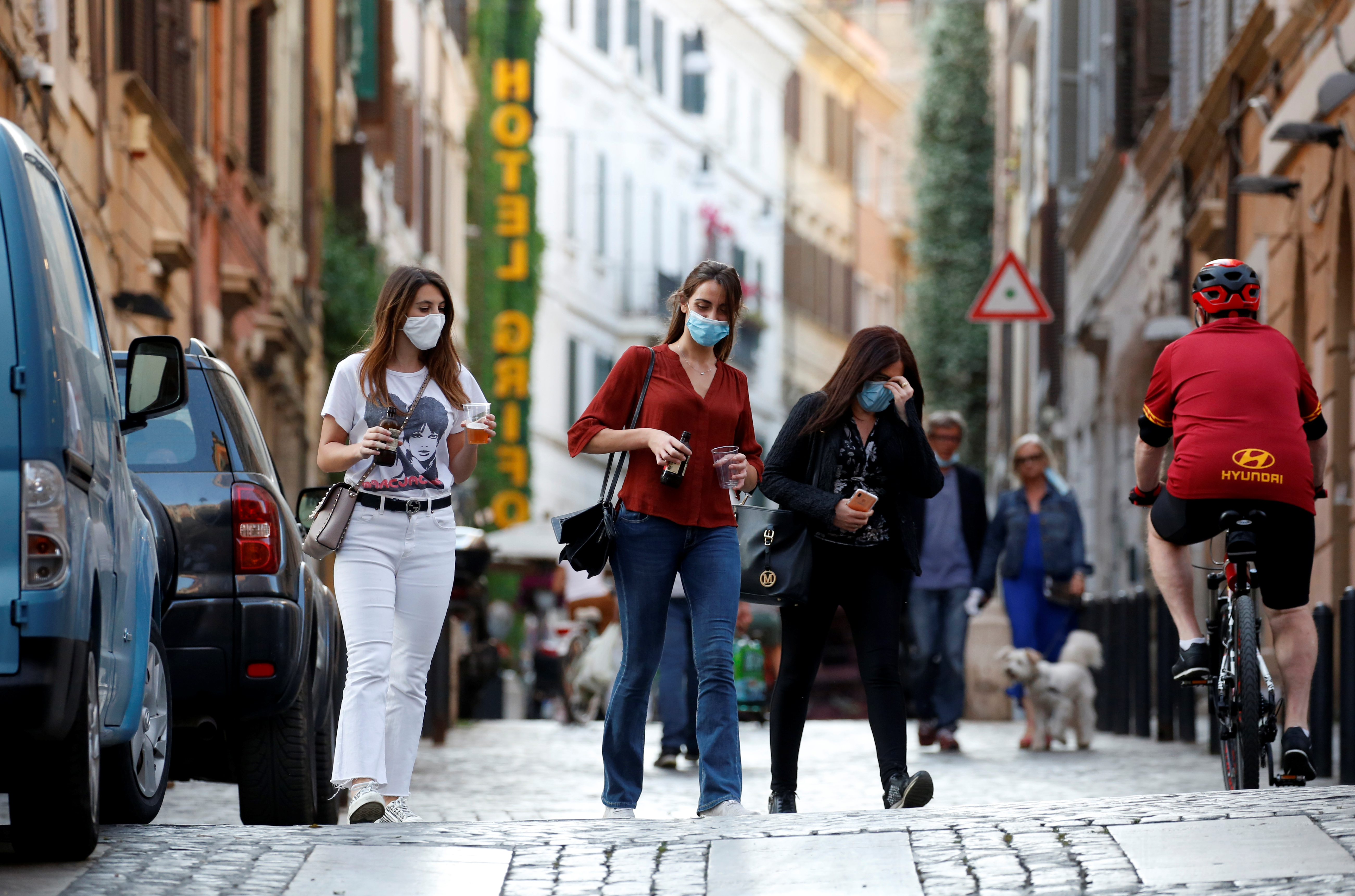Mujeres con barbijo en el barrio Monti de Roma (REUTERS/Remo Casilli)
