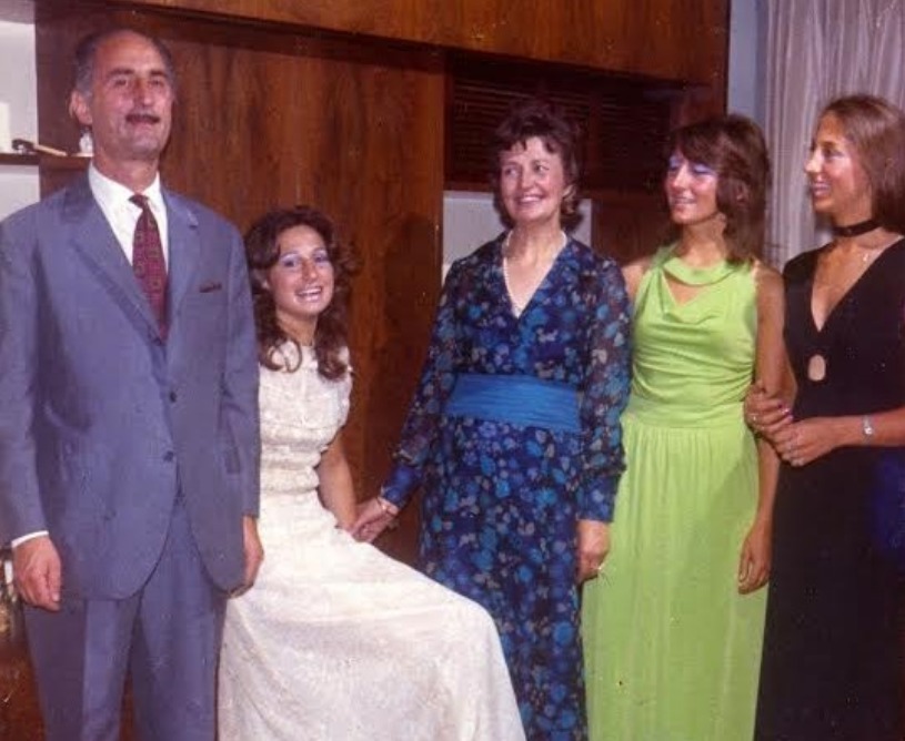 Antonio Muscat con su esposa y tres hijas
