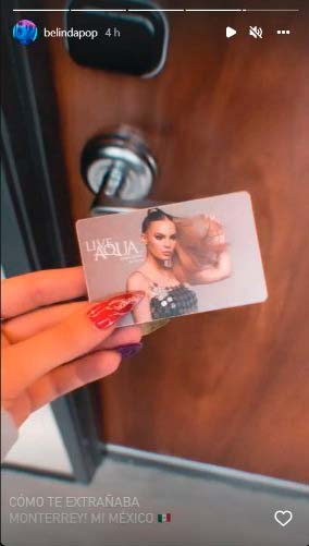 Presumiendo su tarjeta de acceso personalizada y el mensaje "Cómo te extrañaba Monterrey, mi México" es como la princesa del pop latino hace oficial su llegada 
(Screenshot: Instagram/belindapop)