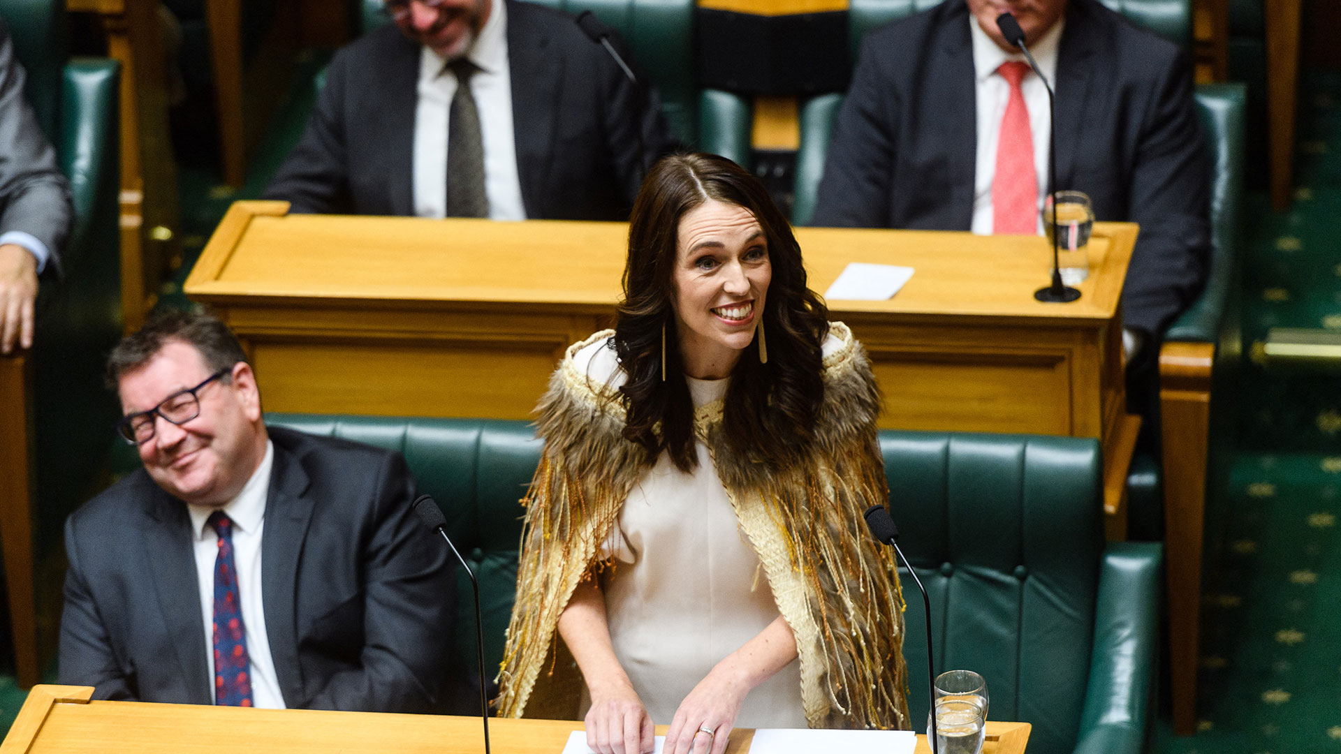 Jacinda Ardern se despidió como primera ministra de Nueva Zelanda con un discurso de unión y un abrigo maorí sobre sus hombros