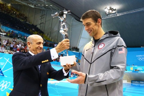Michael Phelps recibiendo un premio por su trayectoria en manos del entonces presidente de la FINA, el uruguayo Julio Maglione (Foto: Al Bello/Getty Images)