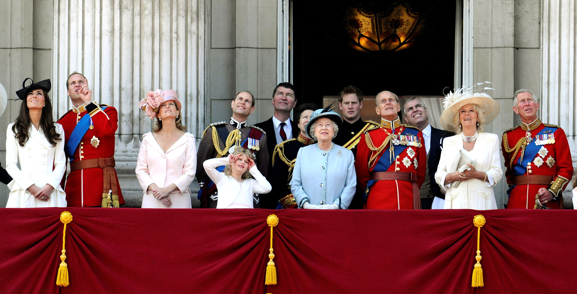 Miembros de la familia real observan un vuelo desde el balcón del Palacio de Buckingham después de asistir a la ceremonia Trooping the Colour en el centro de Londres el 11 de junio de 2011 (REUTERS/Dylan Martinez/File Photo)