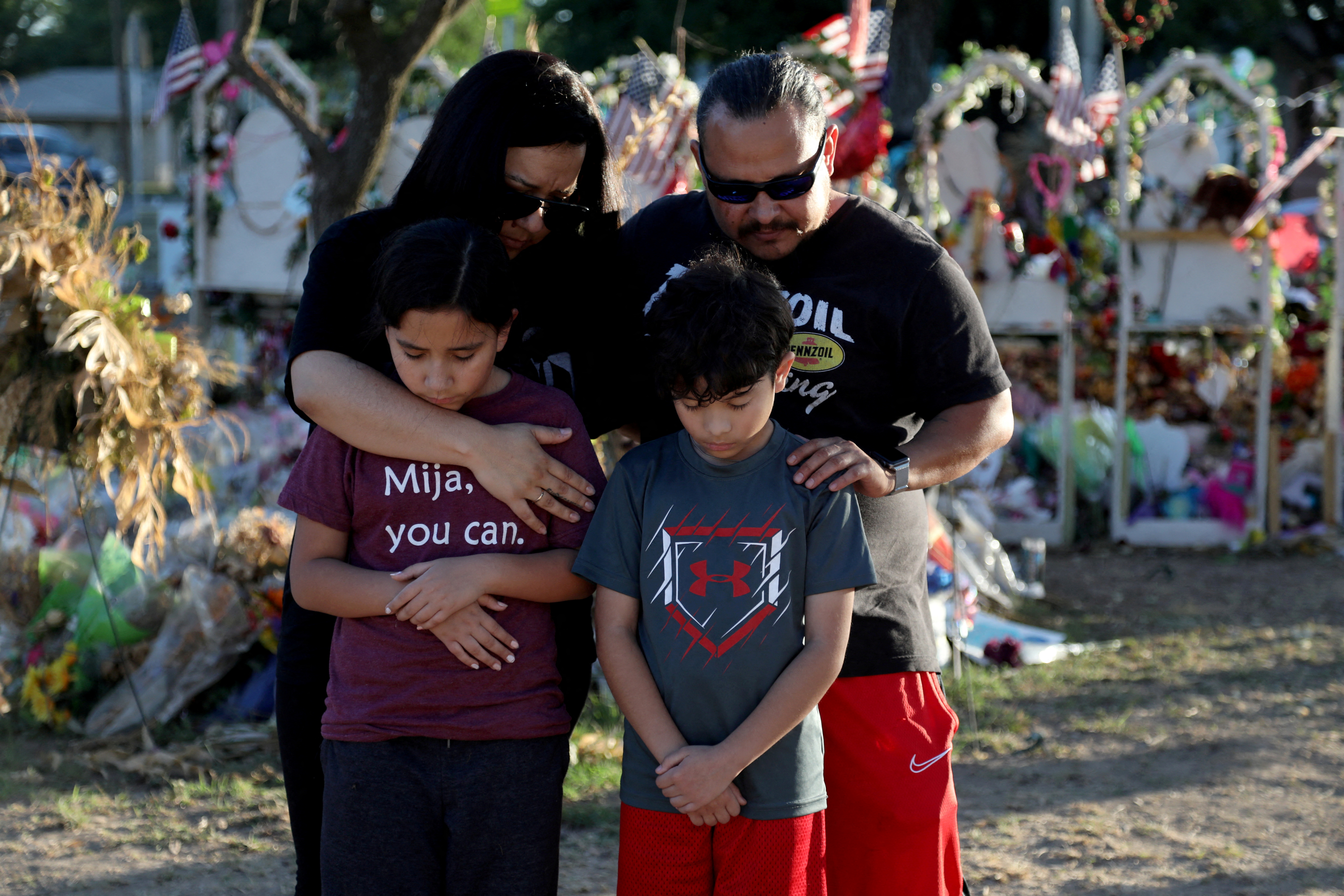 Sebuah keluarga berdoa di peringatan untuk para korban pembantaian di Uvalde, Texas, (REUTERS/Lisa Krantz)